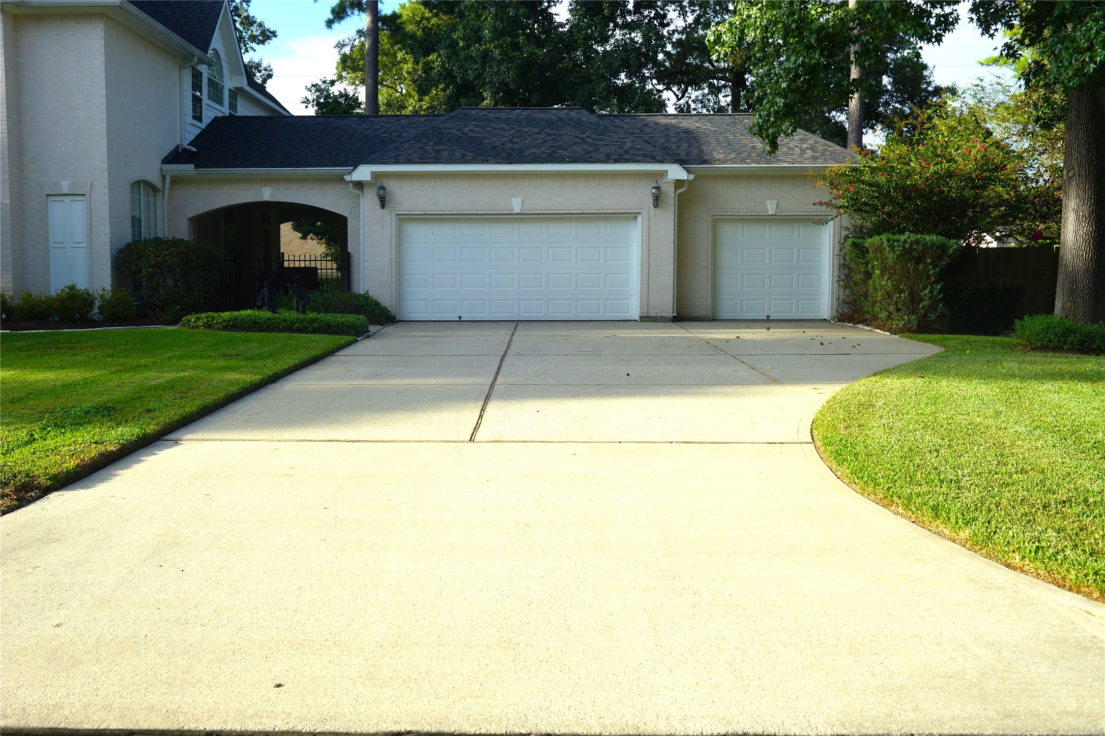 14206 Spring Pines Drive Property Photo 5