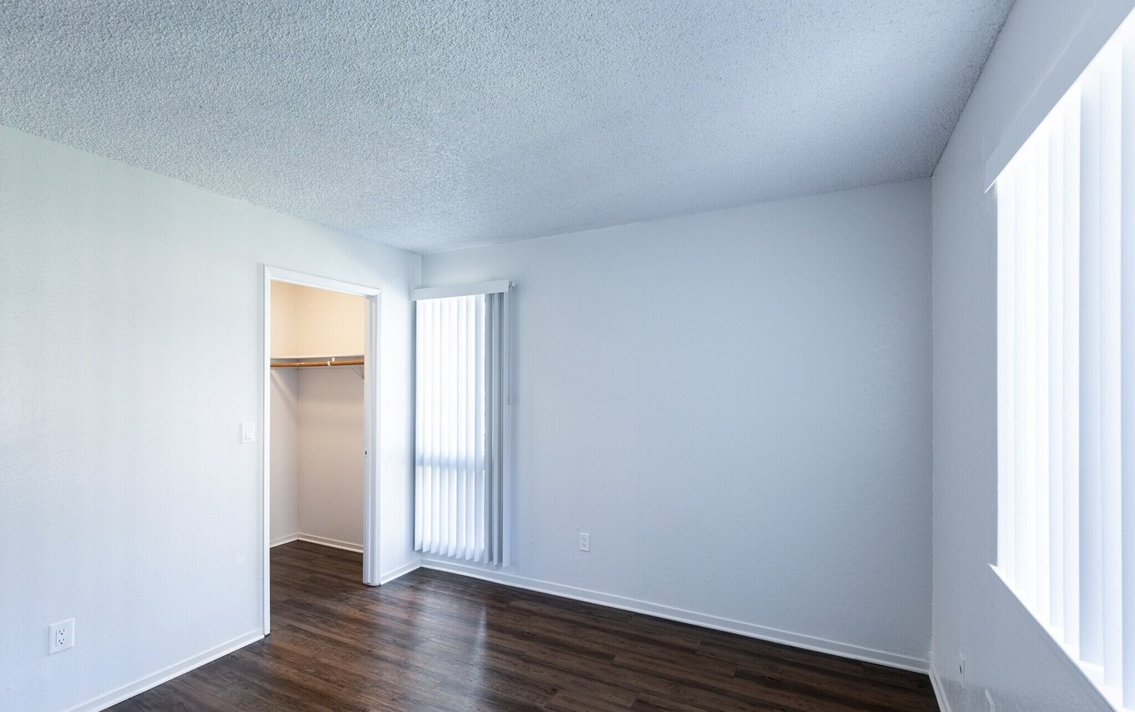 2550 S King Road Property Photo 5