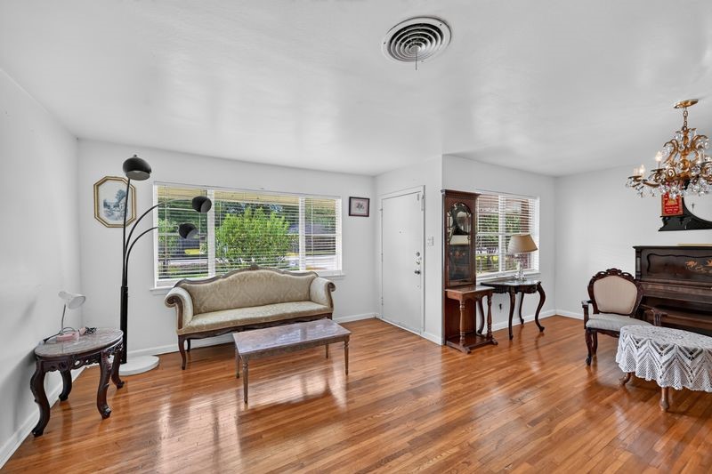 3106 Laverne Street Property Photo 4