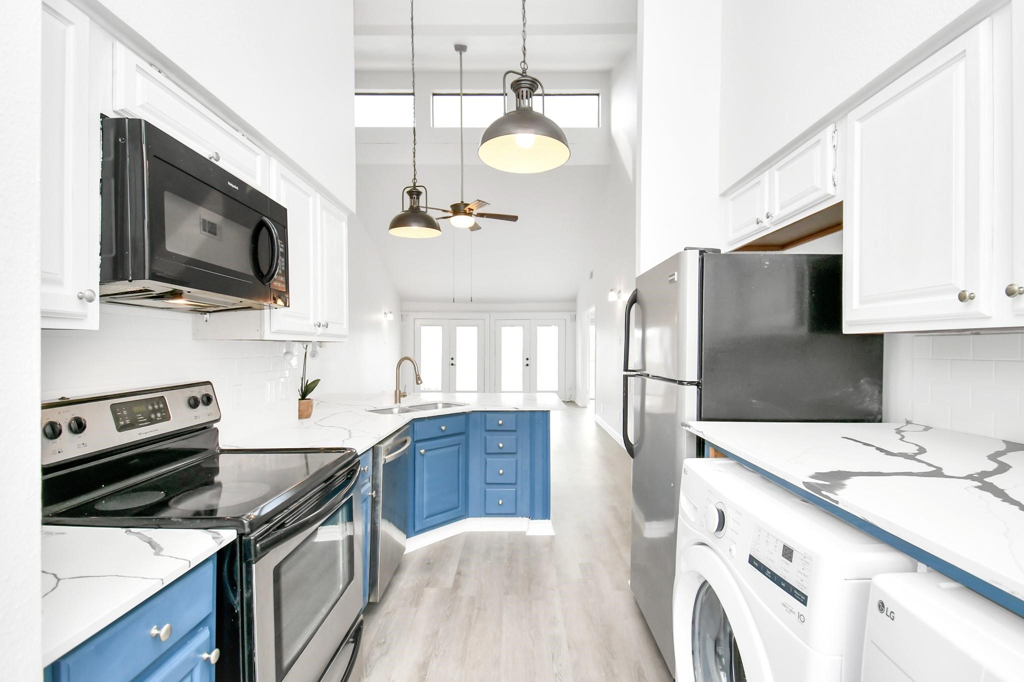 176 April Point Drive N Property Photo 3