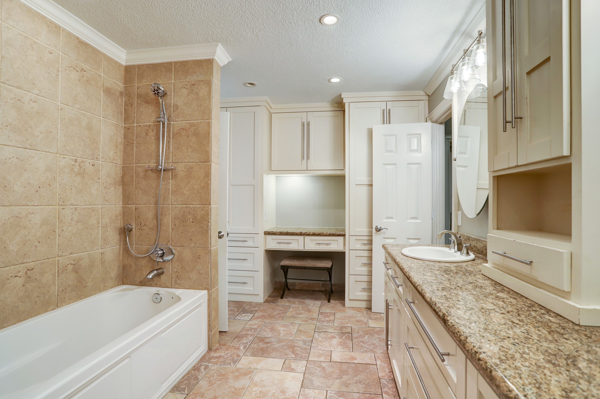 811 Castle Hill Trail Property Photo 21