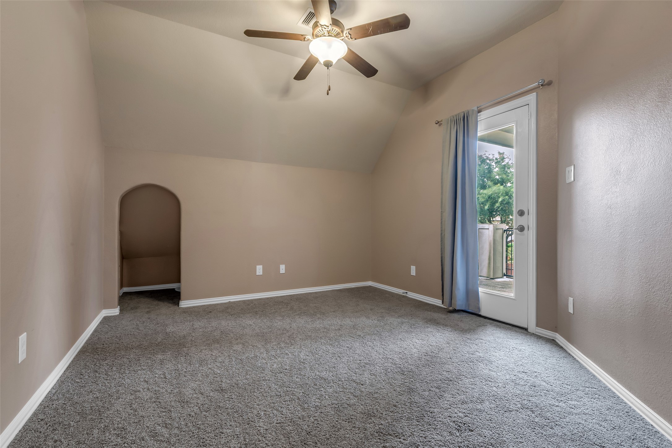 10314 Radcliff Lake Drive Property Photo 17