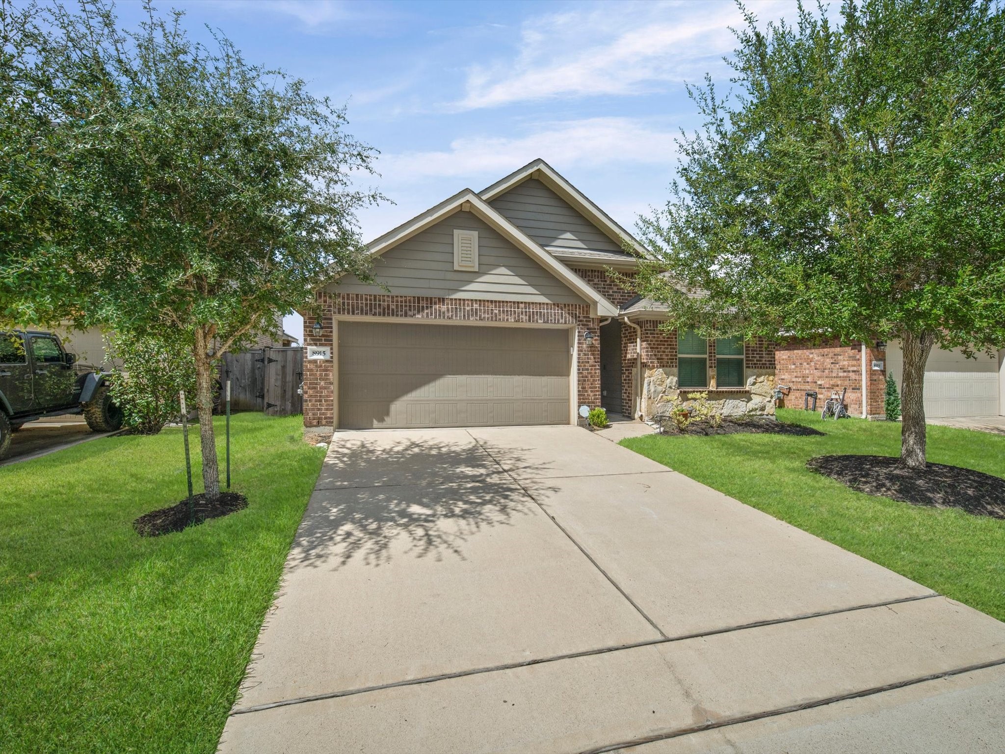 8915 English Manor Drive Property Photo 2