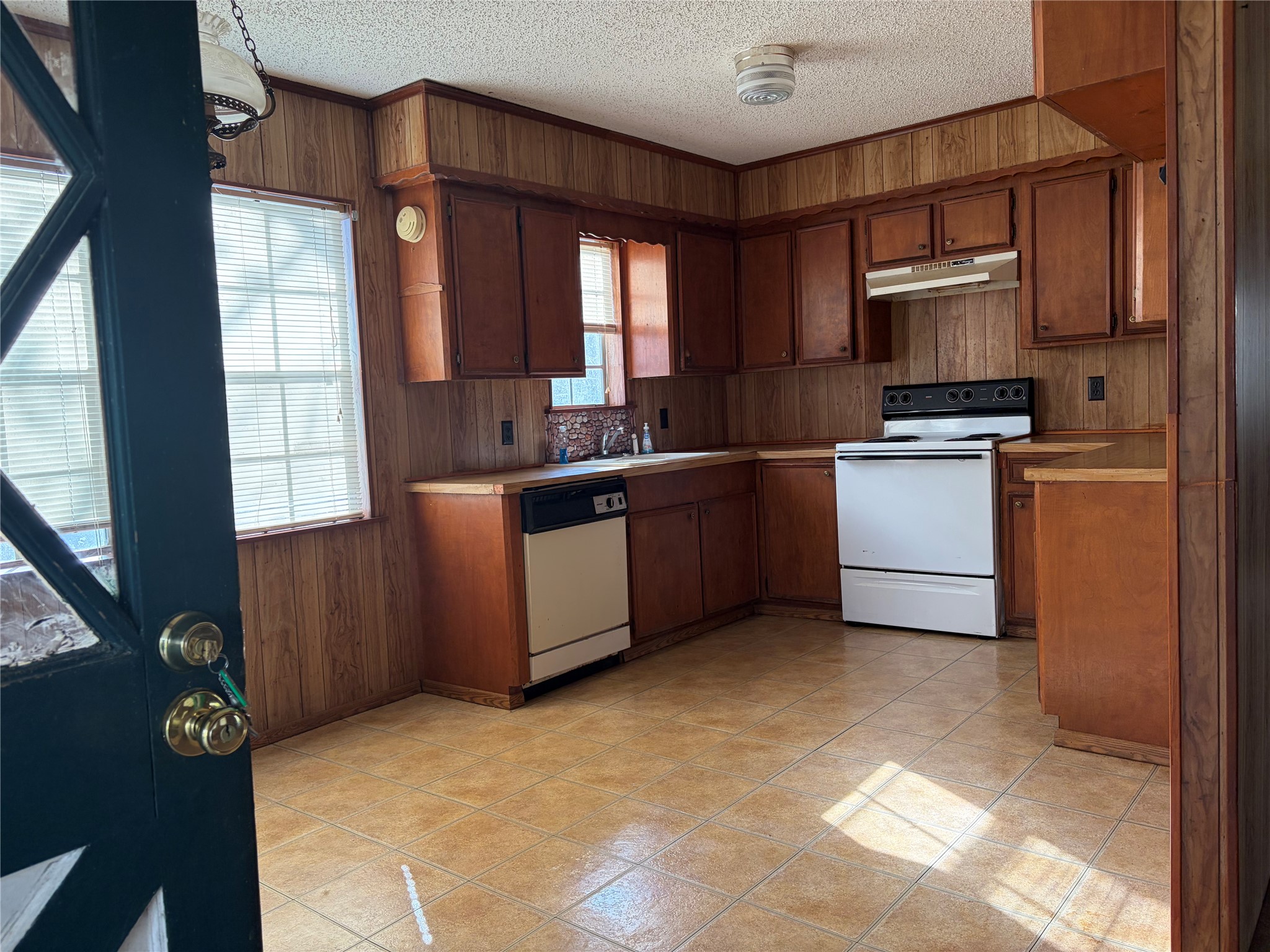 221 Yellowstone Property Photo 4