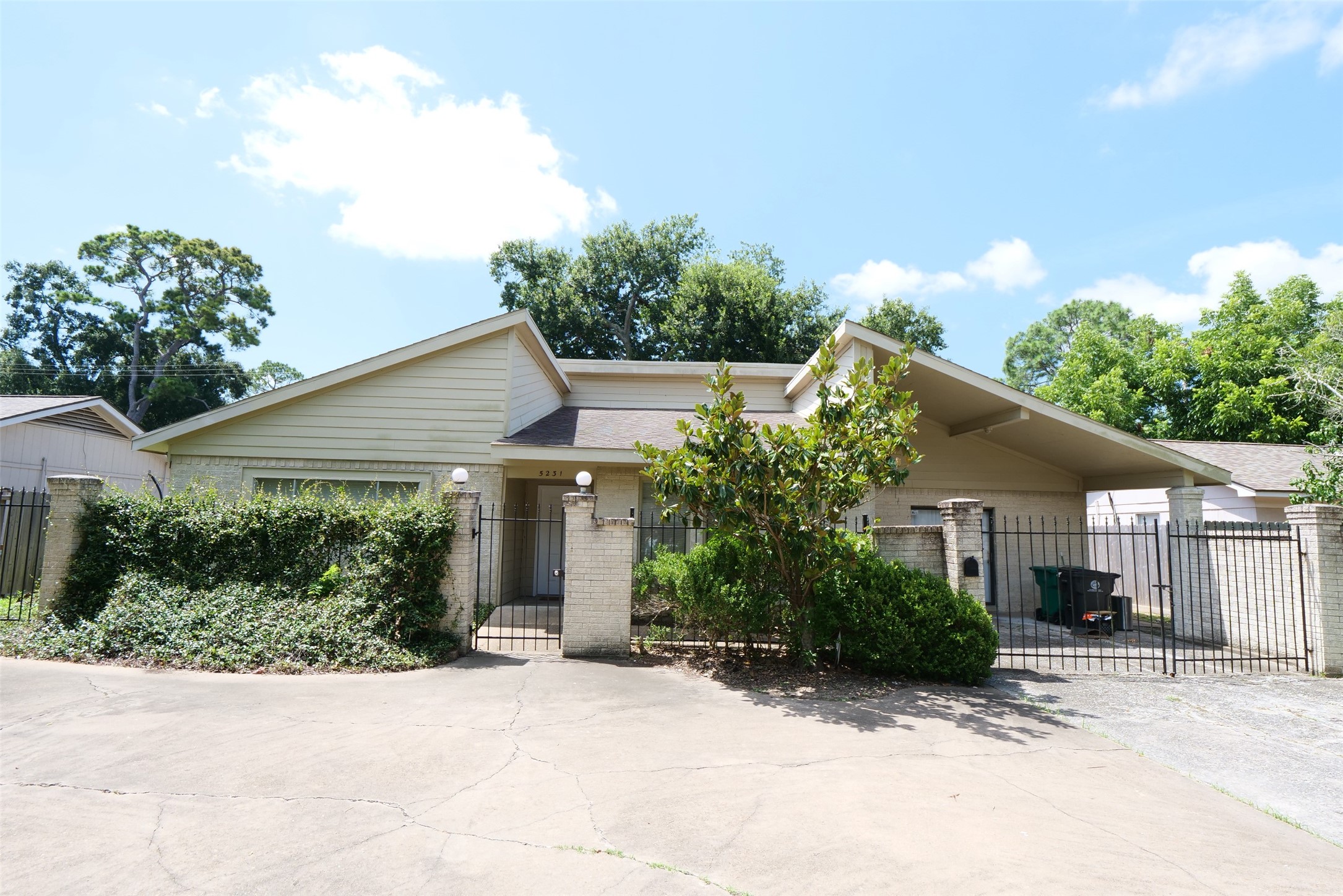 5231 Beechnut Street Property Photo 1
