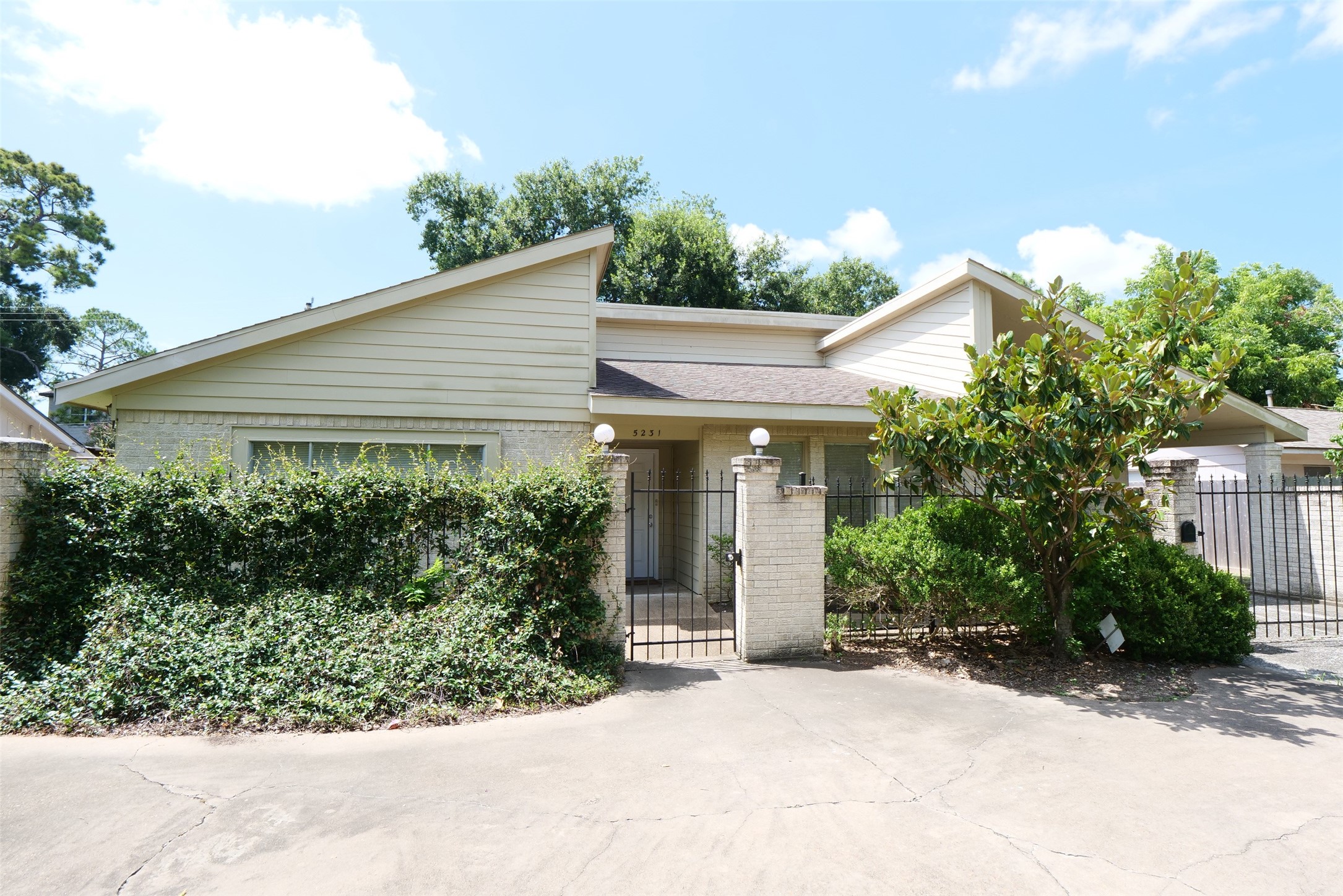 5231 Beechnut Street Property Photo 2