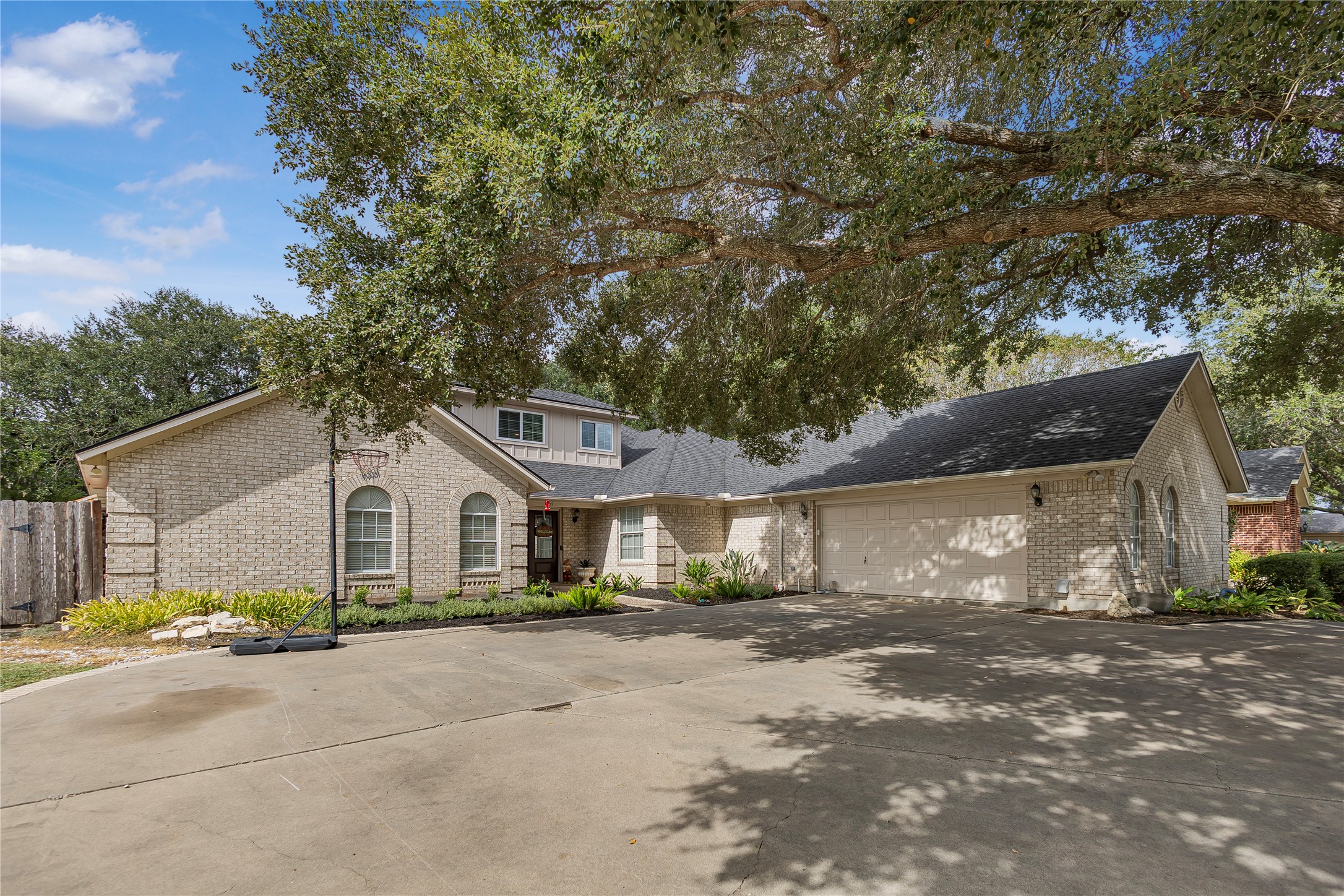 105 Tournament Drive Property Photo 1