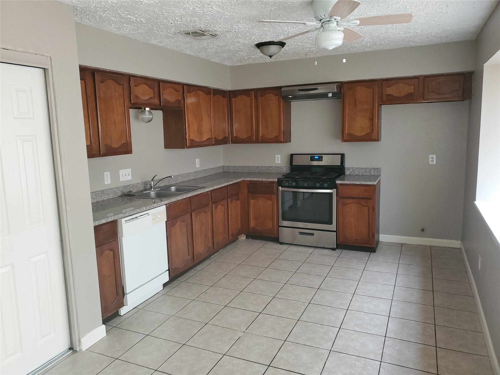 16922 Camberwell Green Lane Property Photo 5
