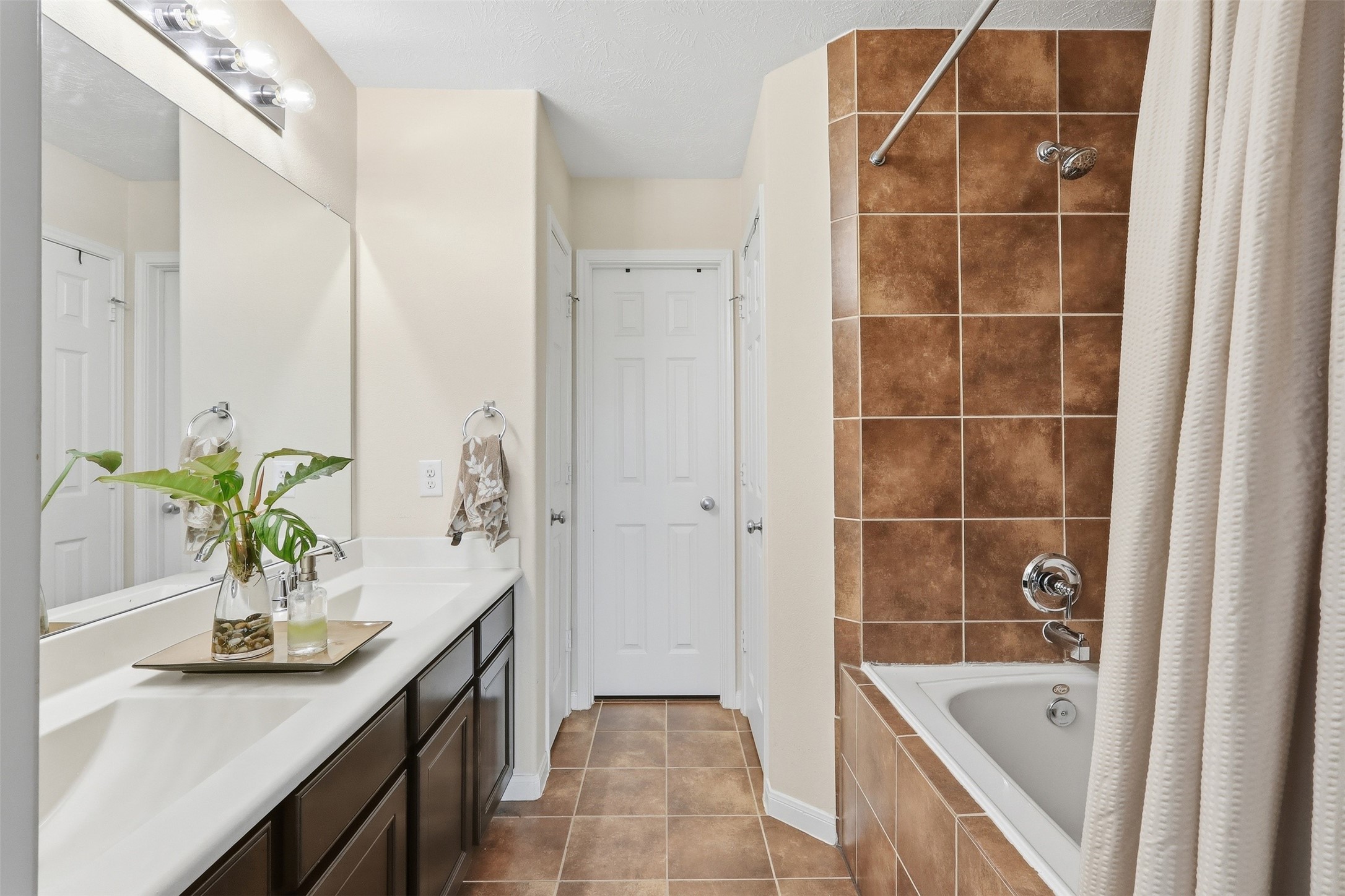 8429 Sunset Loch Drive Property Photo 14