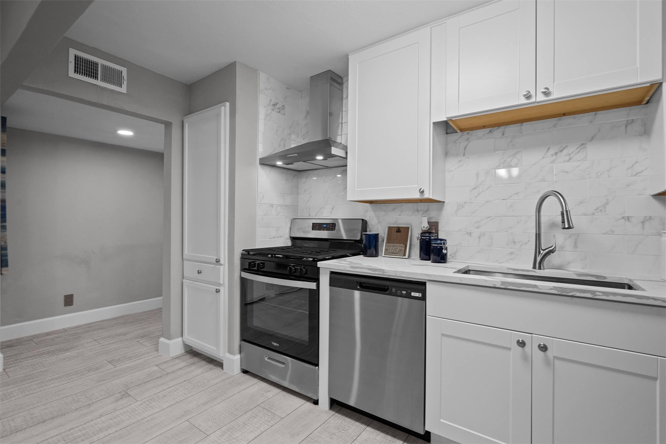 8100 Seawall Boulevard D Property Photo 3