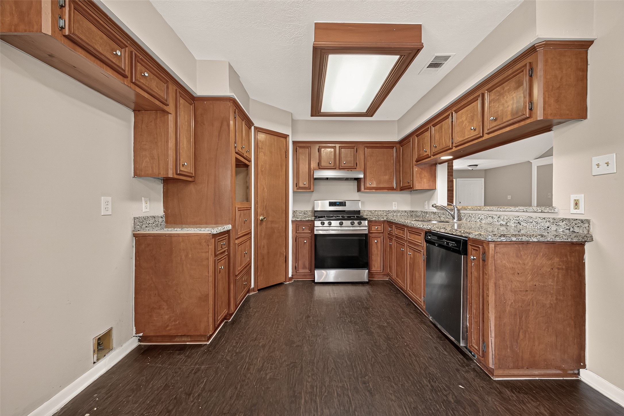 6423 Crakston Street Property Photo 28
