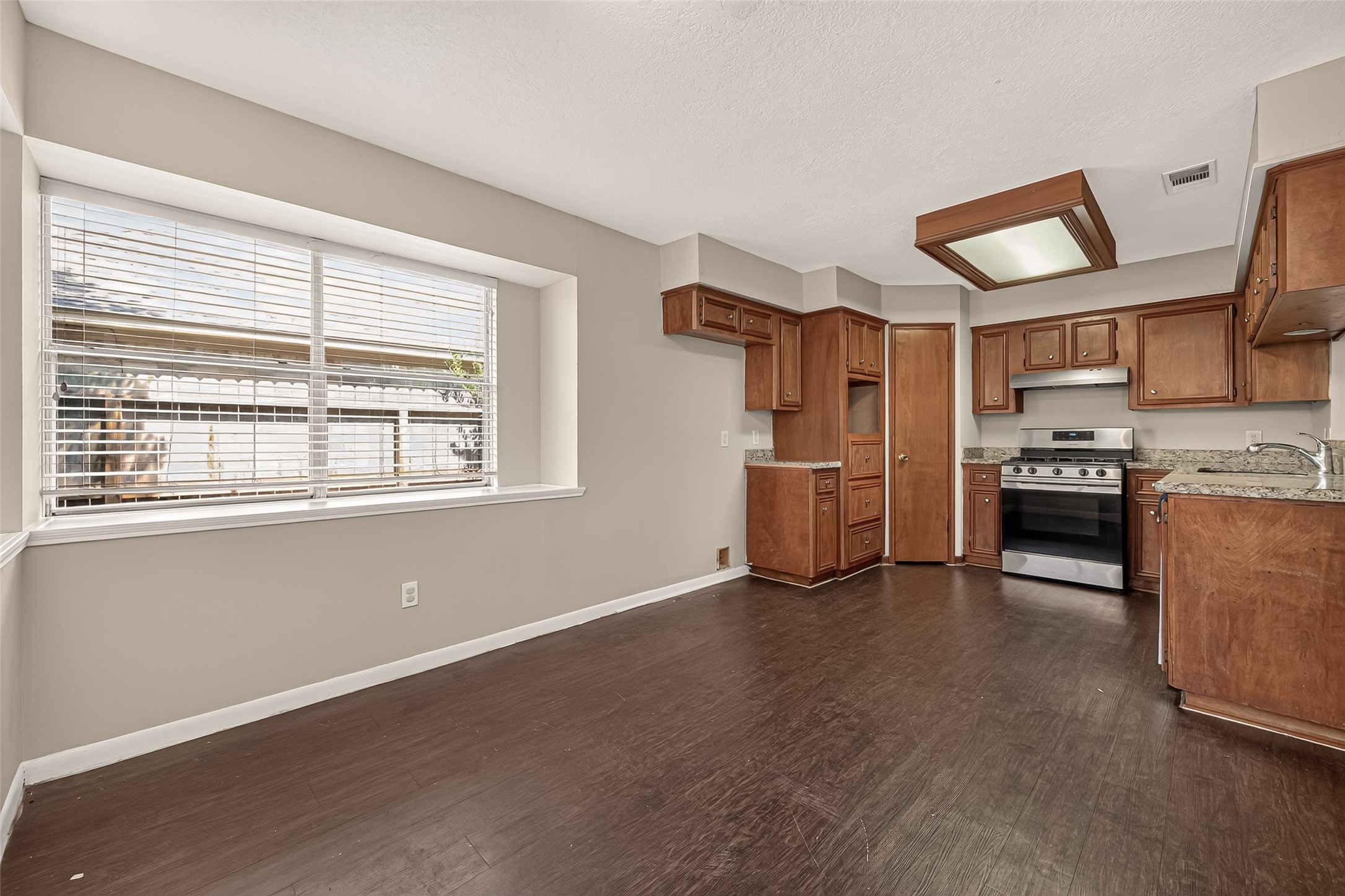 6423 Crakston Street Property Photo 31