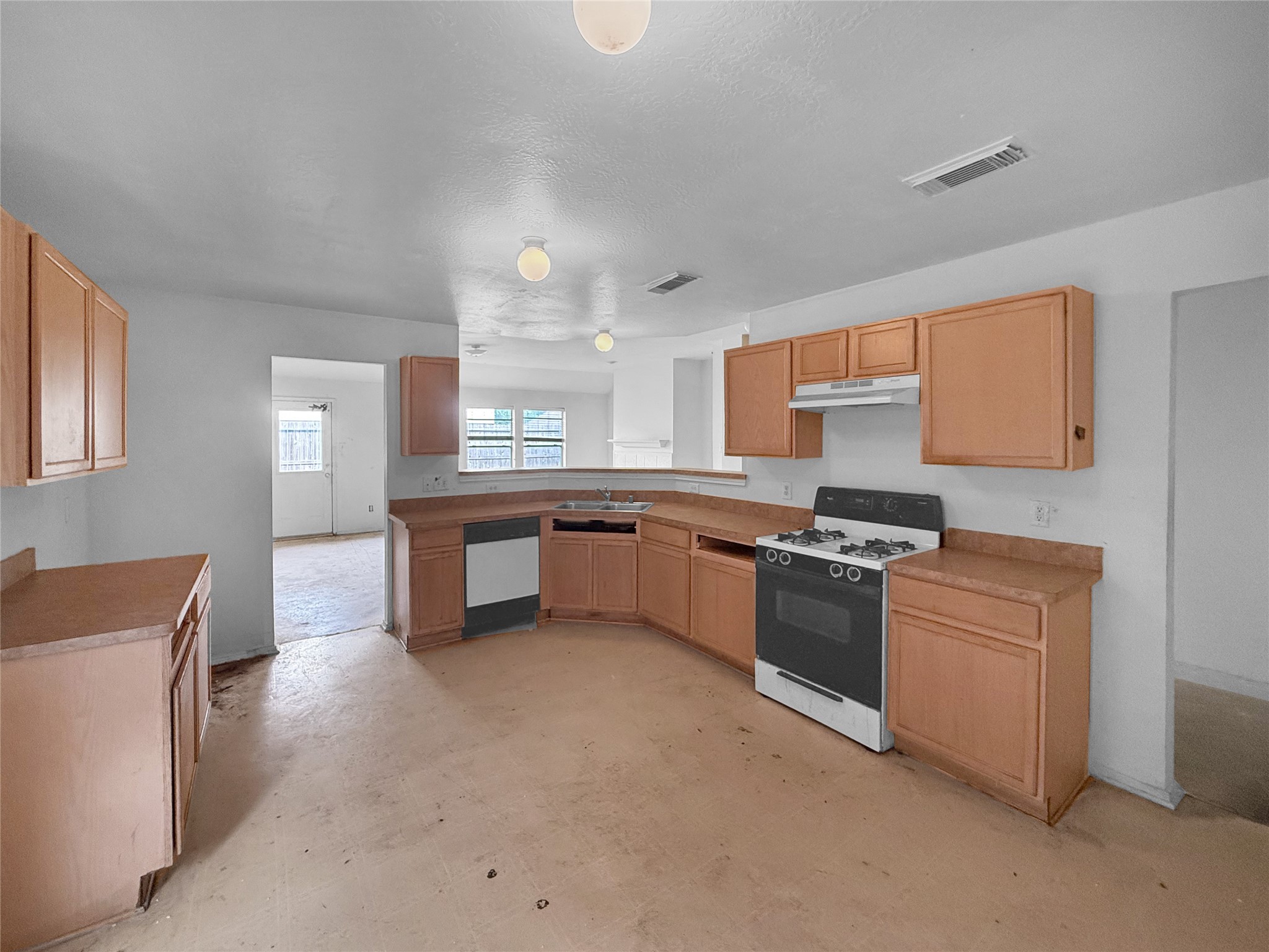 13911 Honey Bee Court Property Photo 8