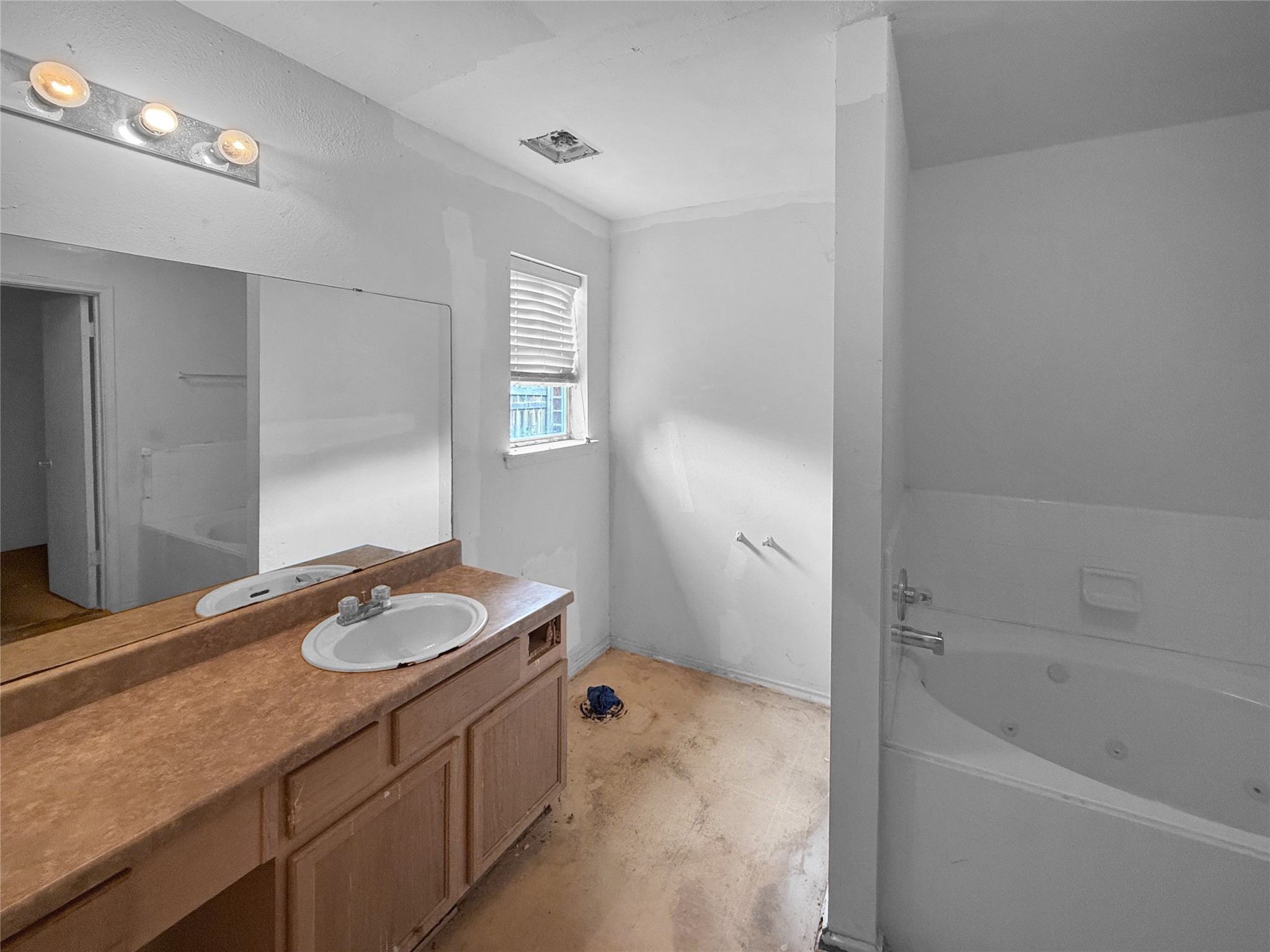 13911 Honey Bee Court Property Photo 16