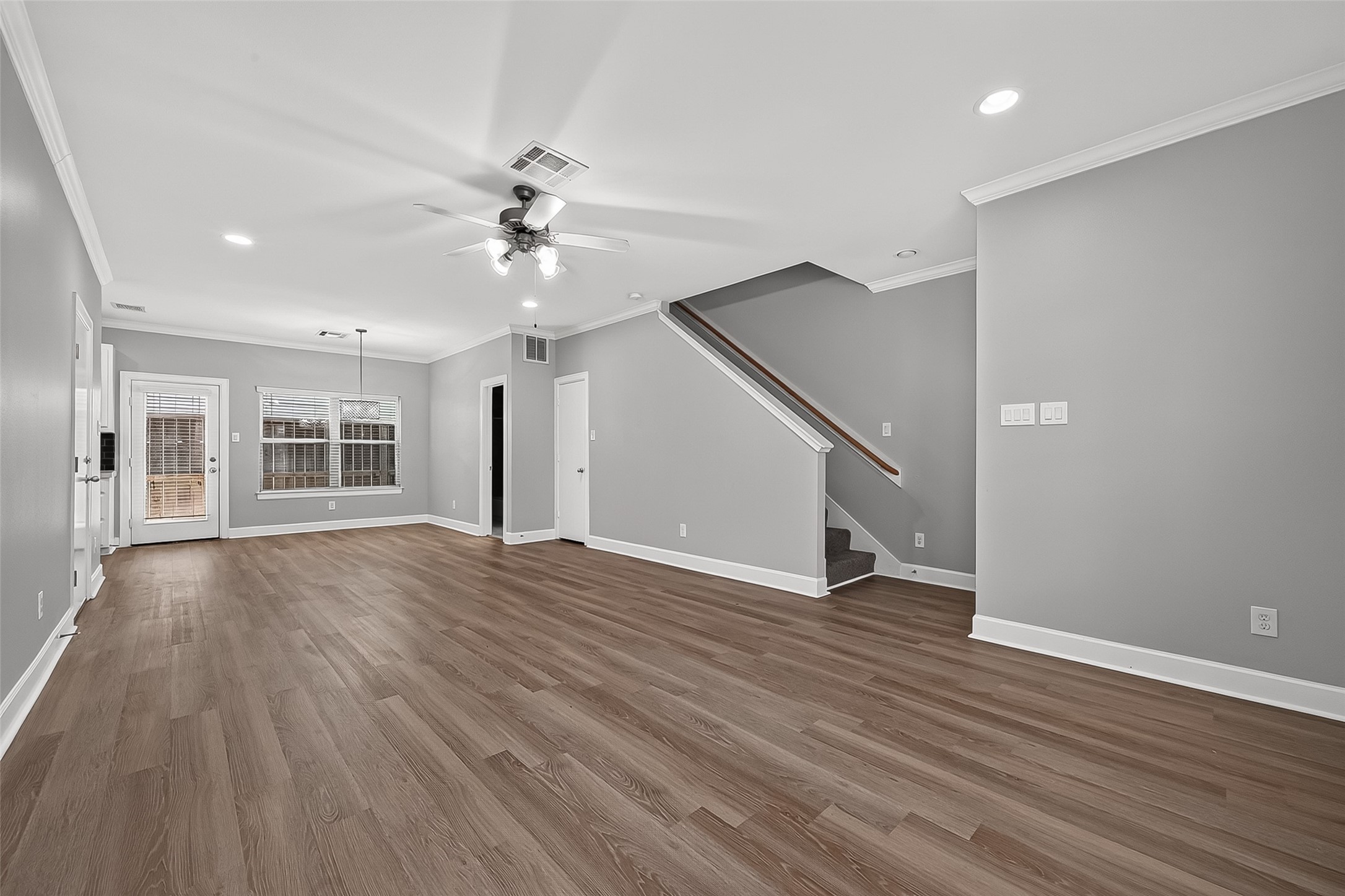 5951 S Loop E 38 Property Photo 6