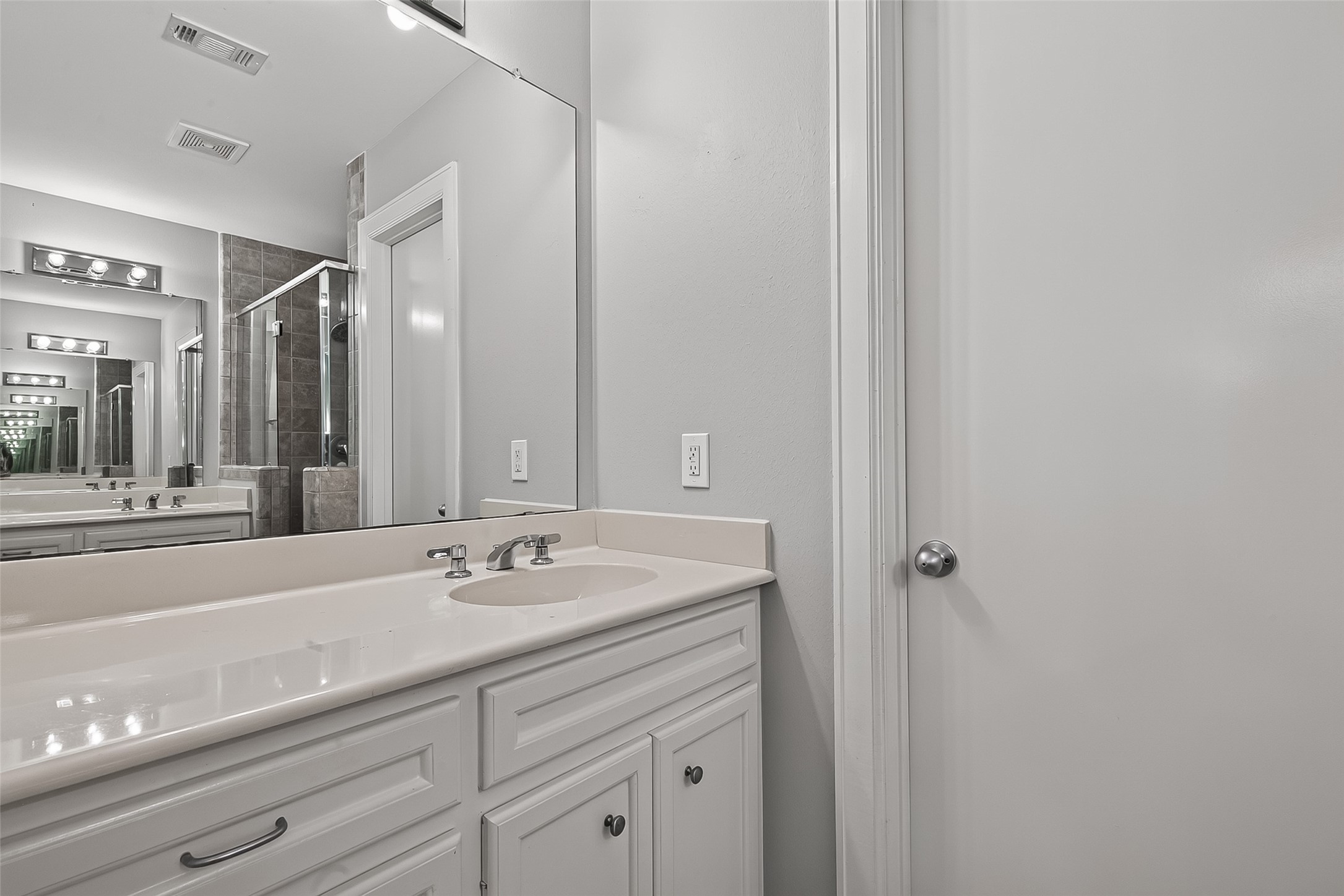 5951 S Loop E 38 Property Photo 19