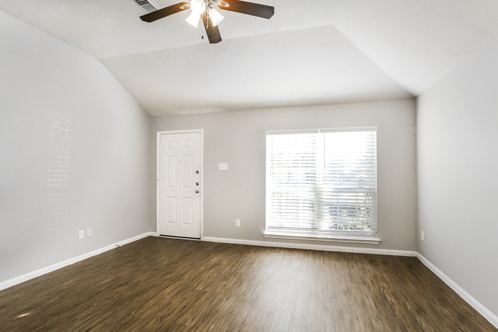 19242 Hopeview Court Property Photo 4