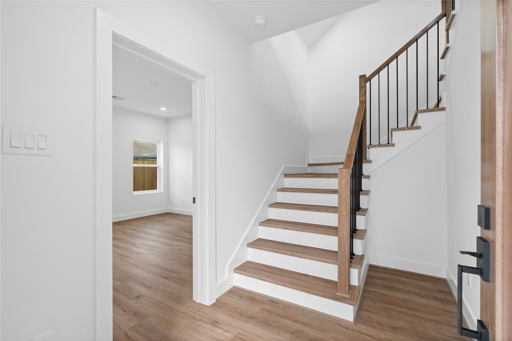 826 Curtin Street D Property Photo 6