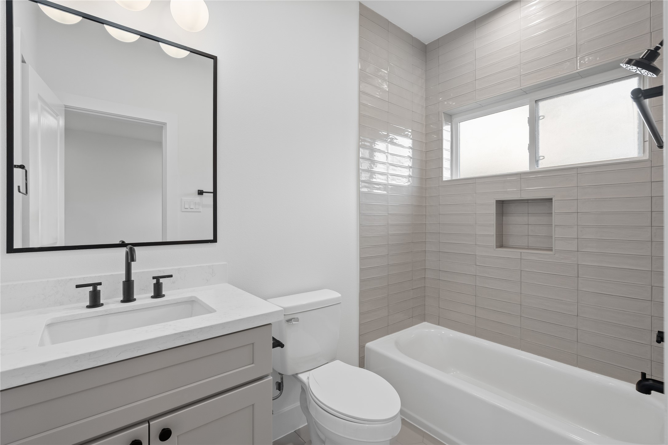 826 Curtin Street D Property Photo 9