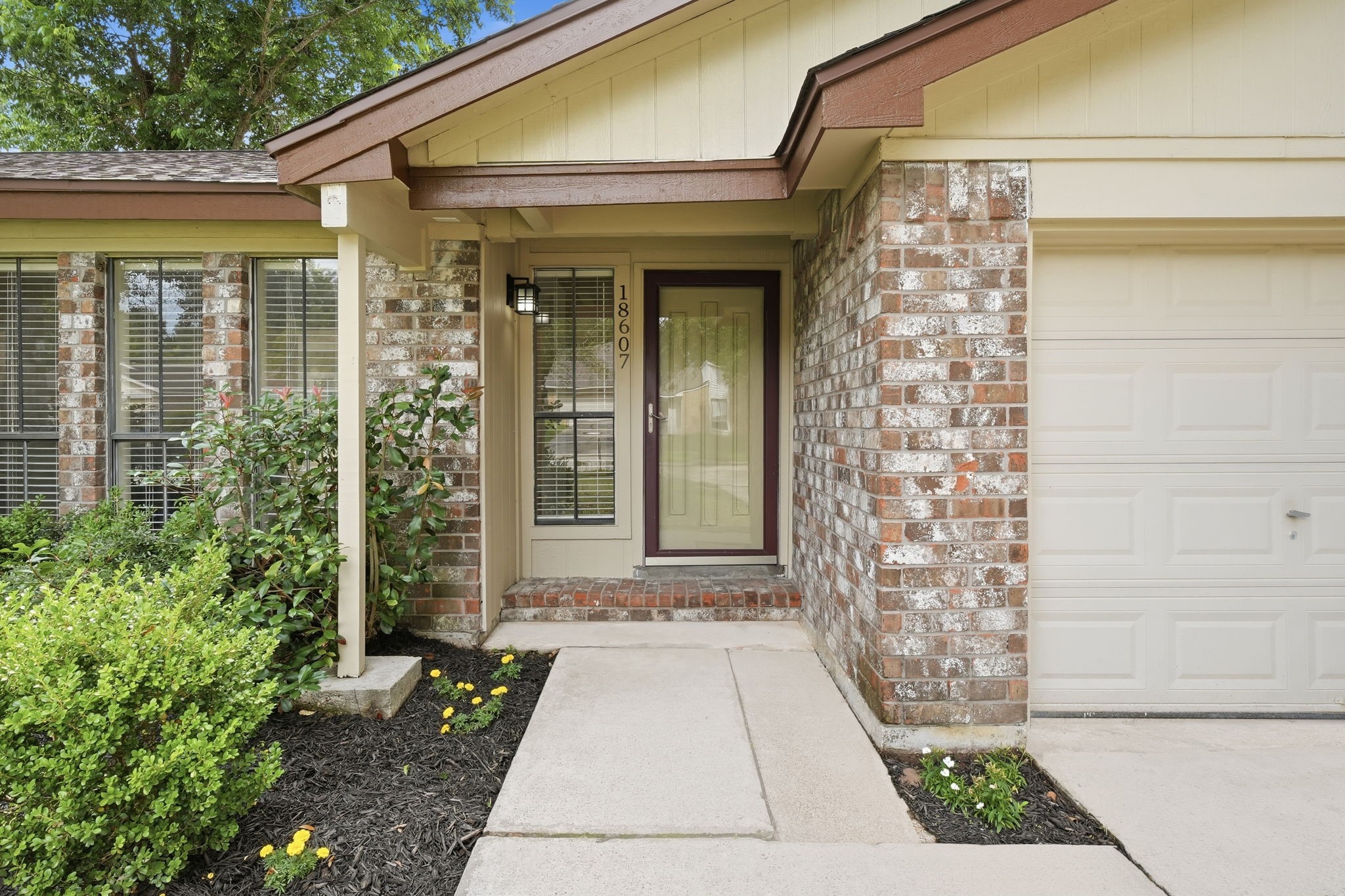 18607 Hiddenbay Way Property Photo 4