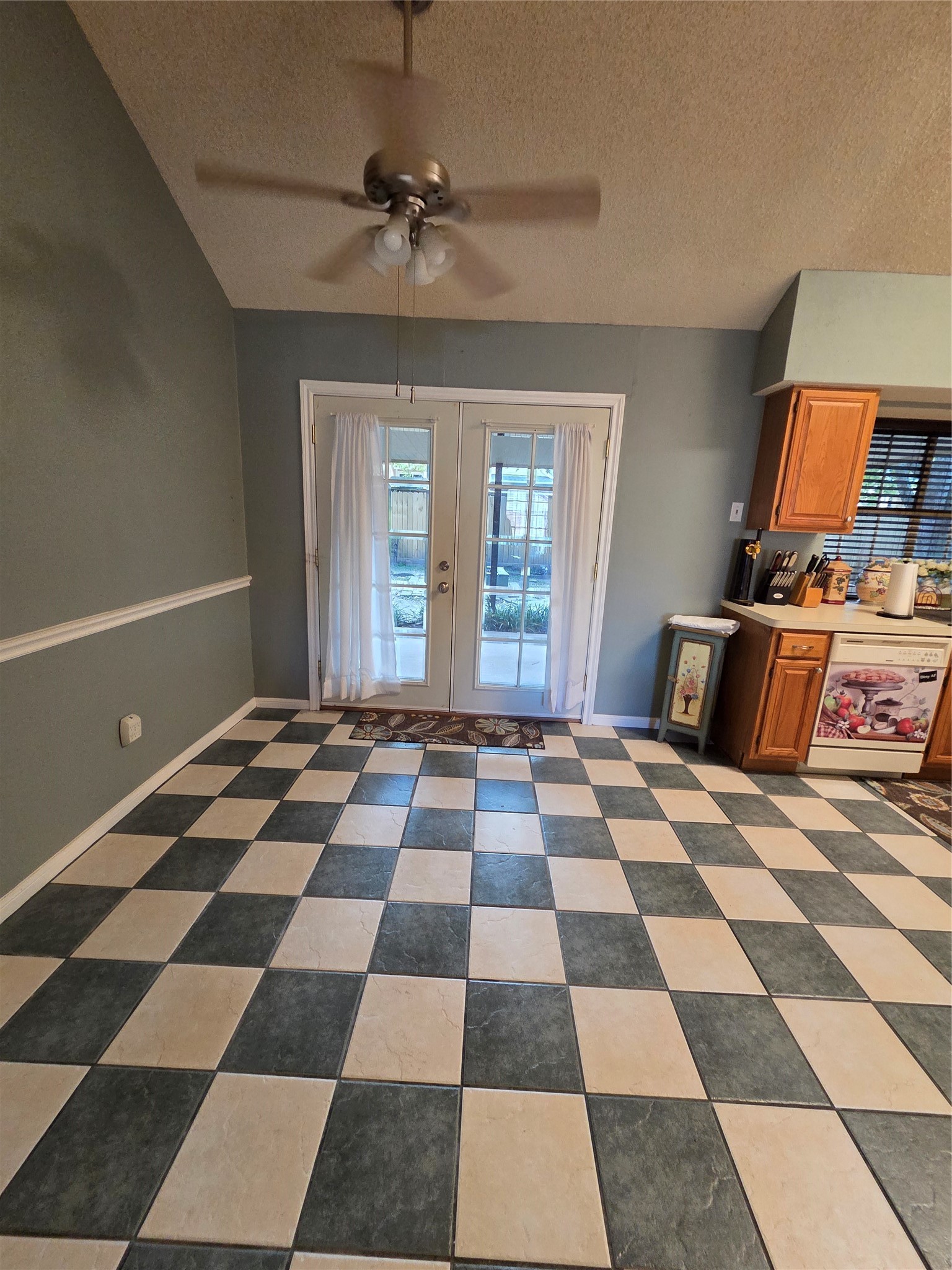 3909 Regency Drive Property Photo 7