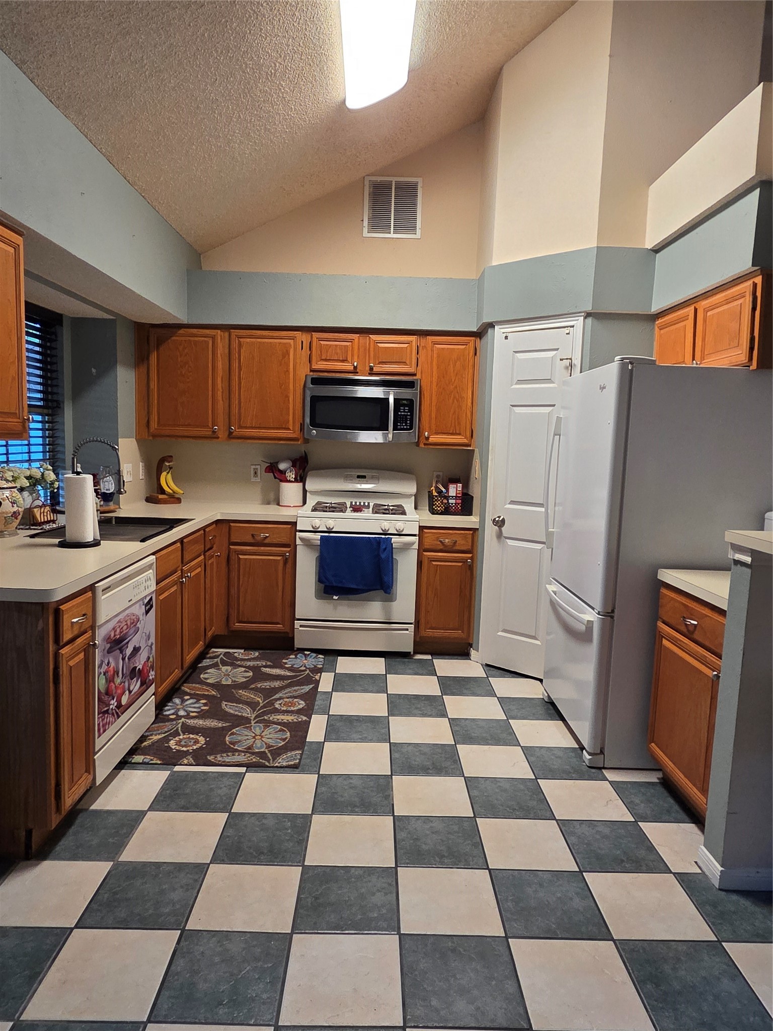 3909 Regency Drive Property Photo 8