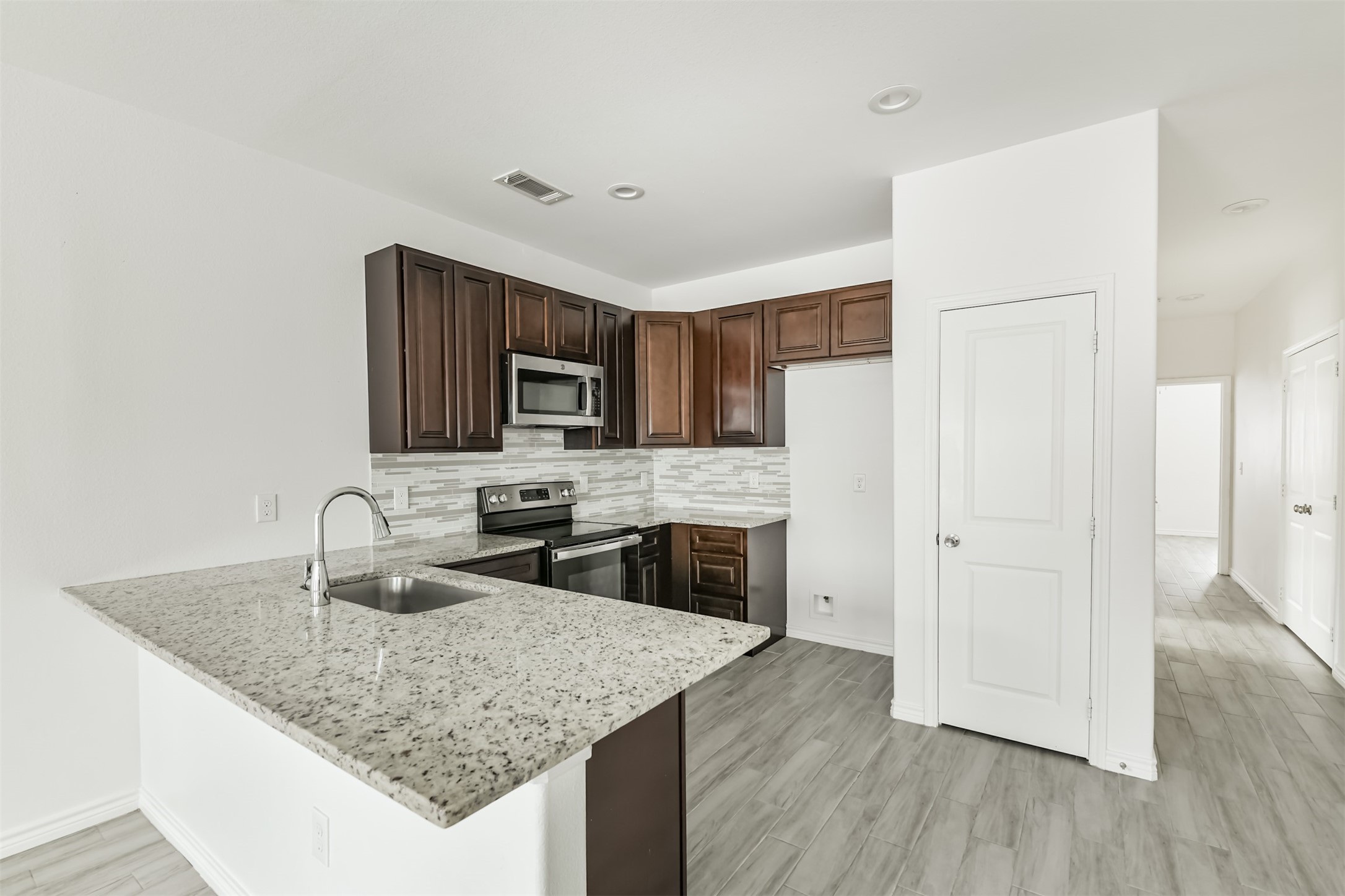 16884 Kempwood Property Photo 9