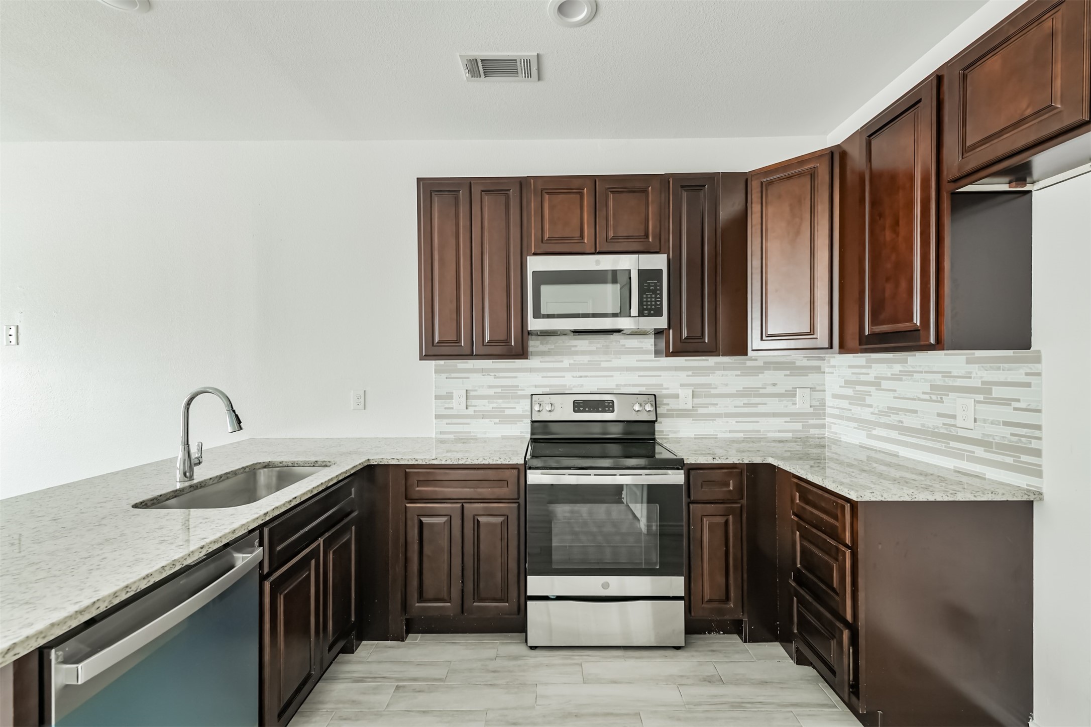 16884 Kempwood Property Photo 10