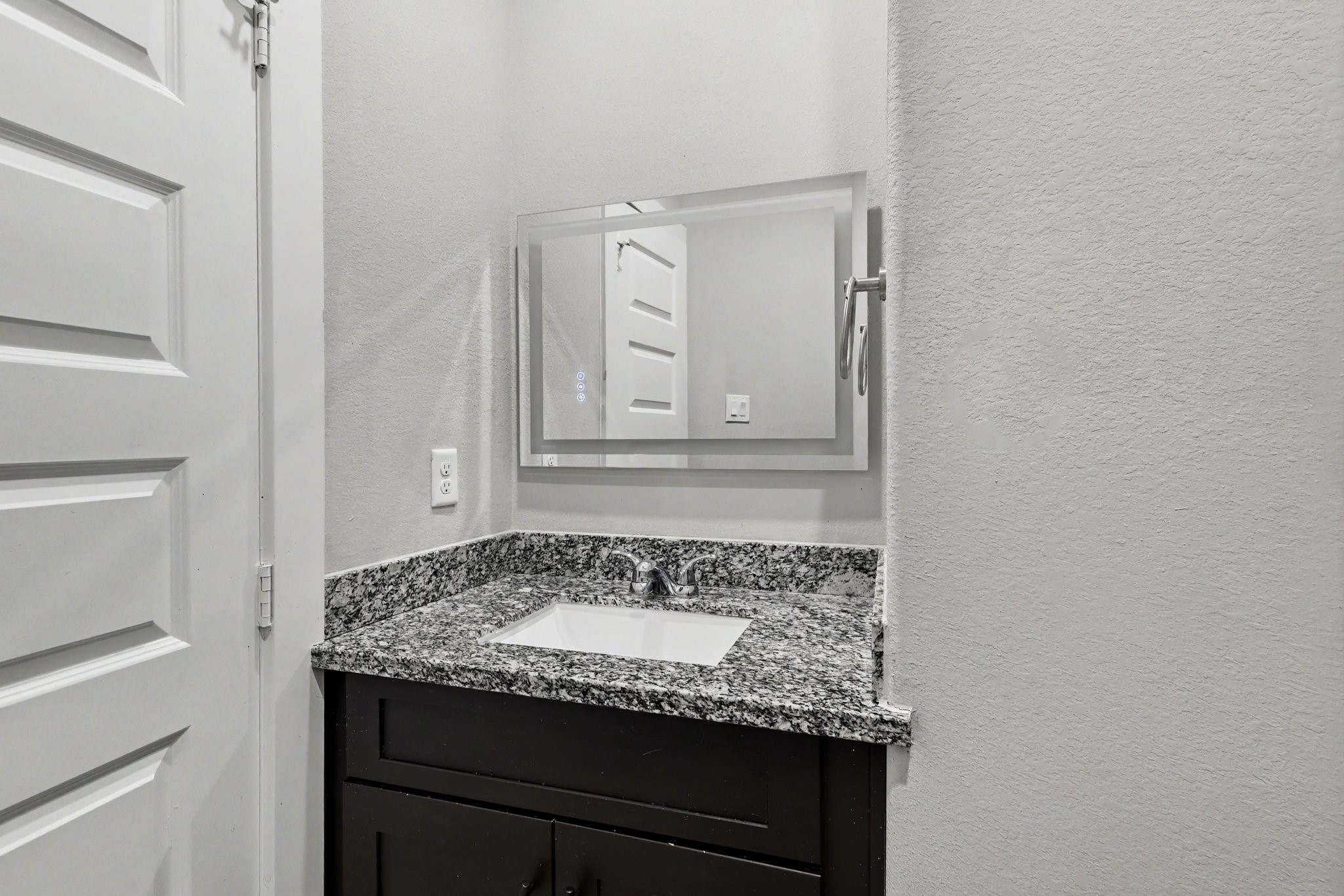 8159 Tate St B Property Photo 8