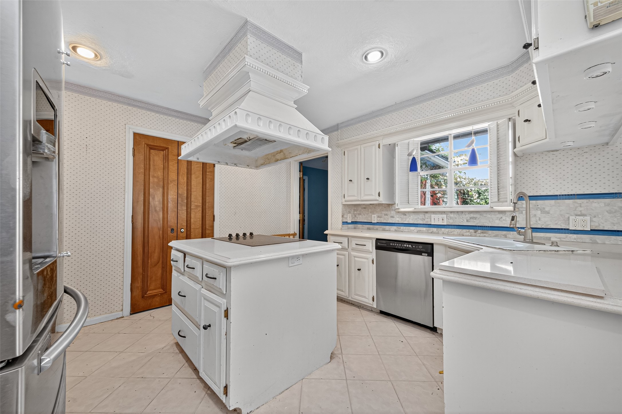 82 April Wind Drive S Property Photo 2