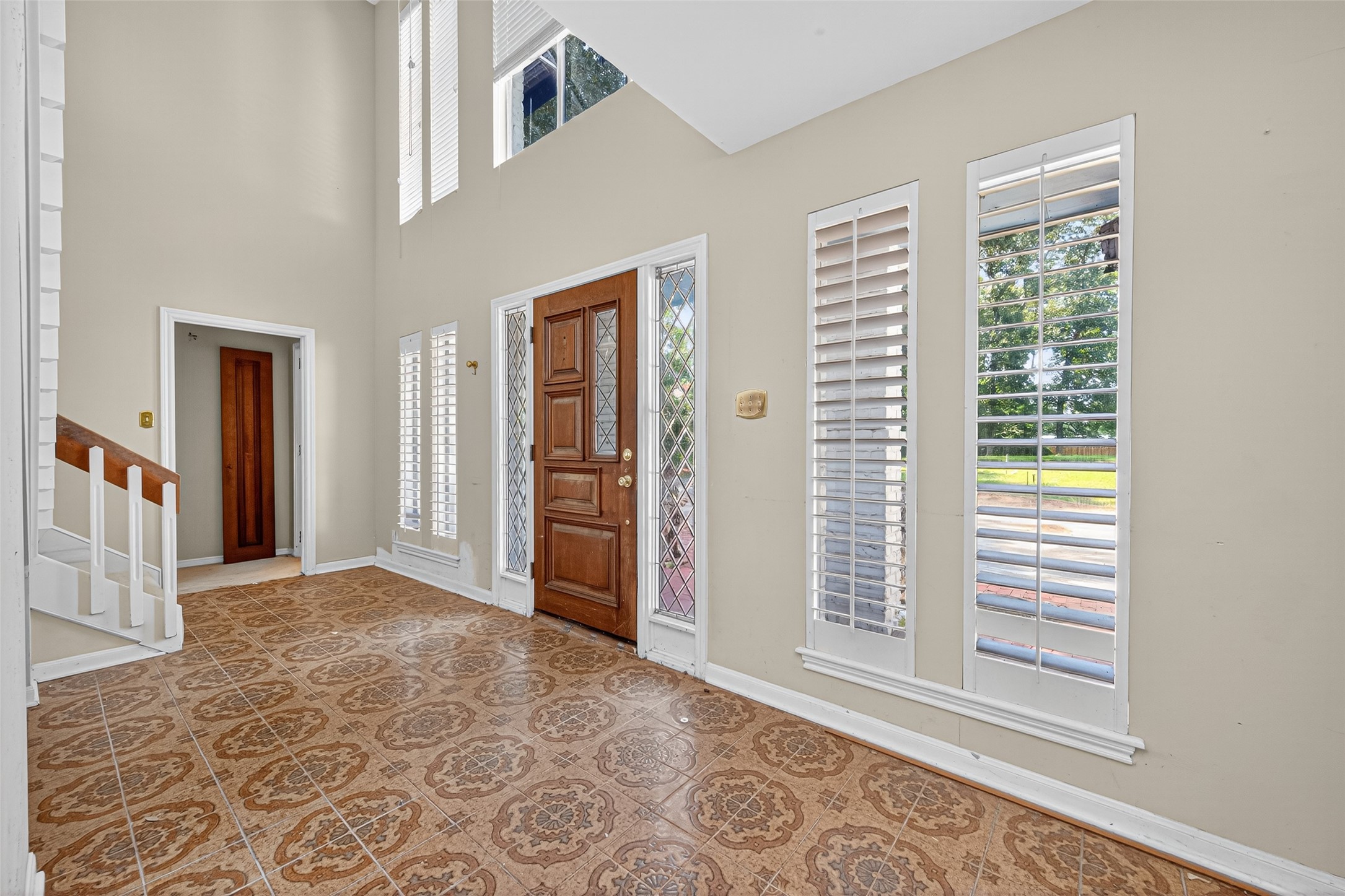 82 April Wind Drive S Property Photo 5