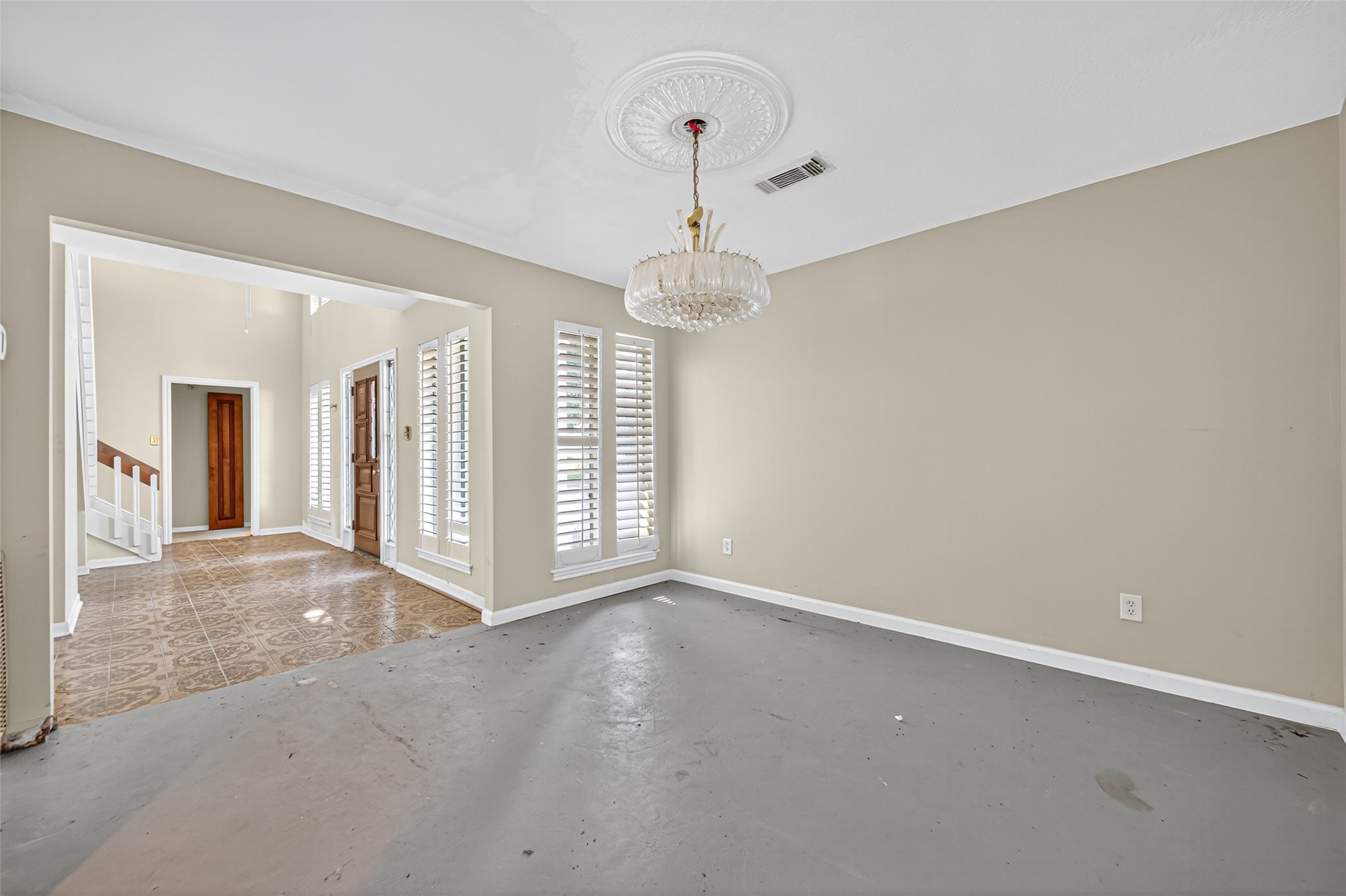 82 April Wind Drive S Property Photo 6