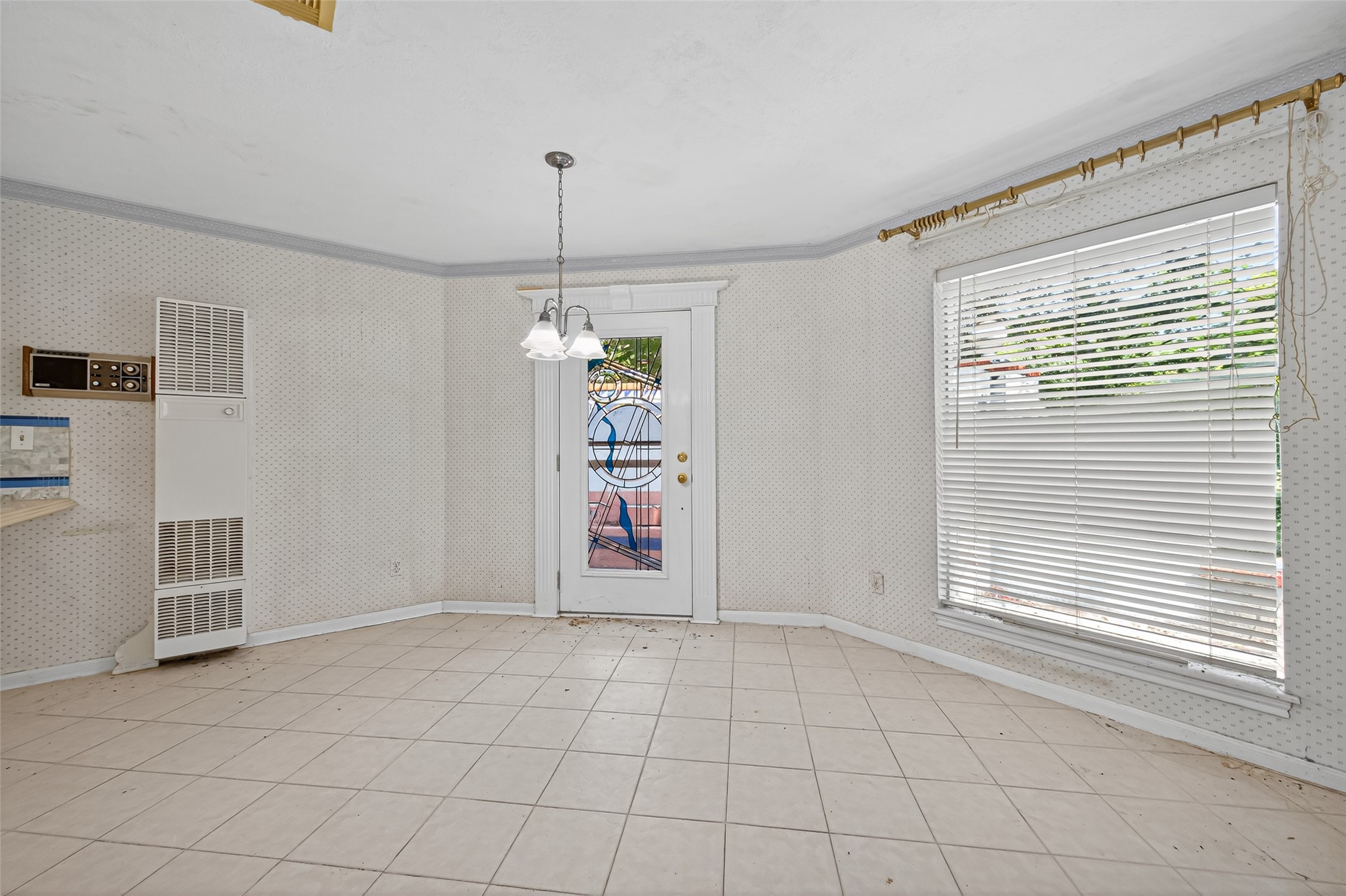 82 April Wind Drive S Property Photo 9