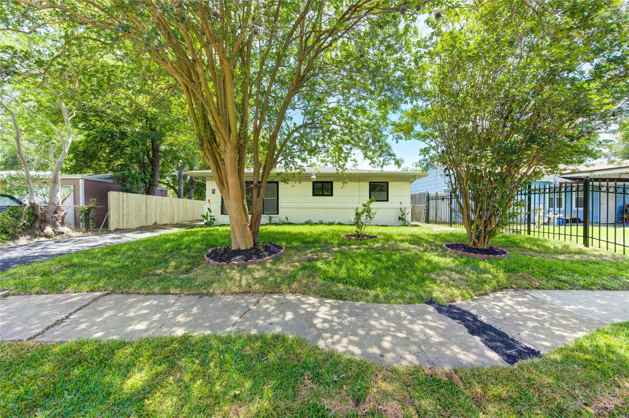 4914 Pershing Street Property Photo 4