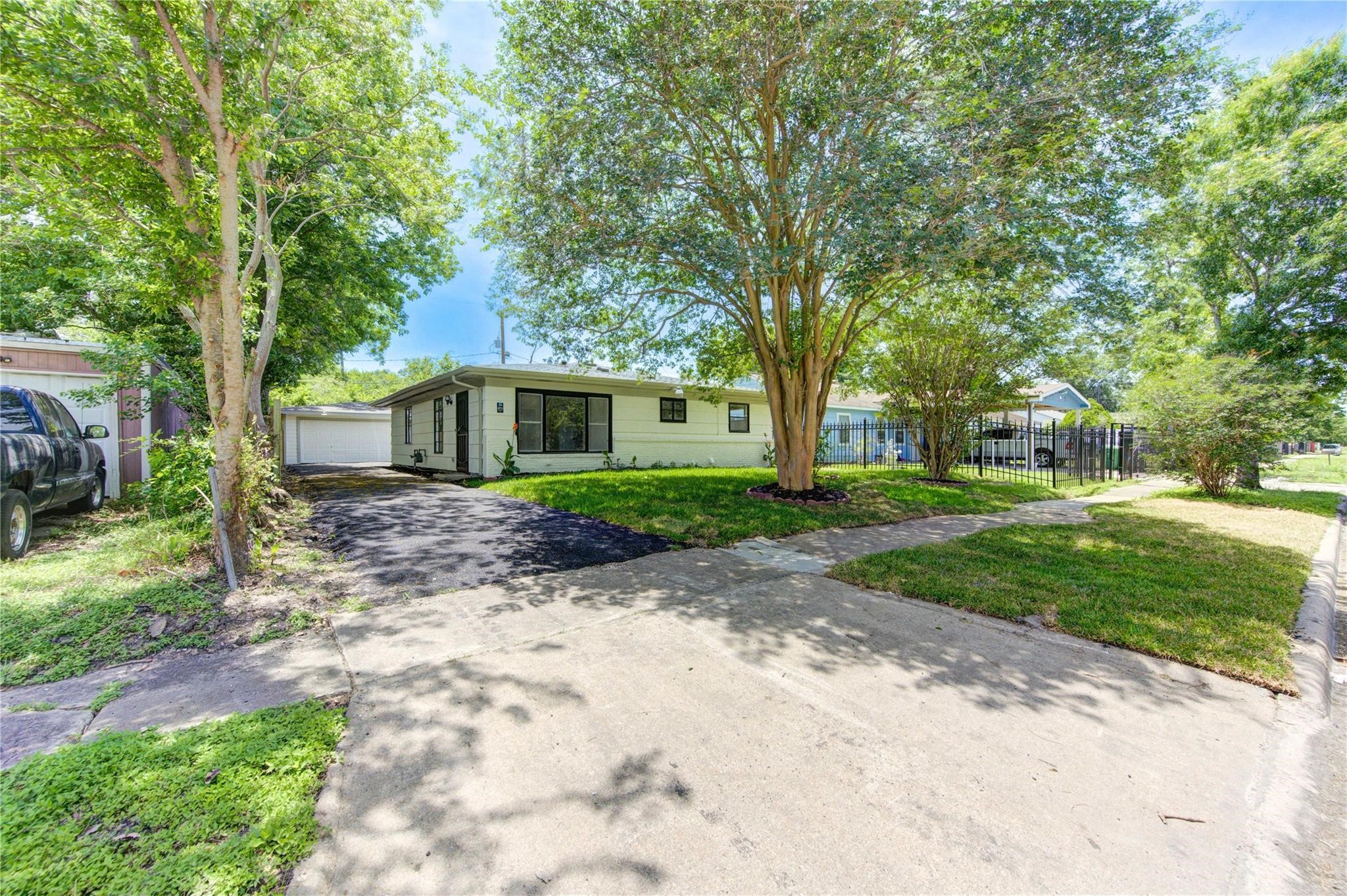 4914 Pershing Street Property Photo 5