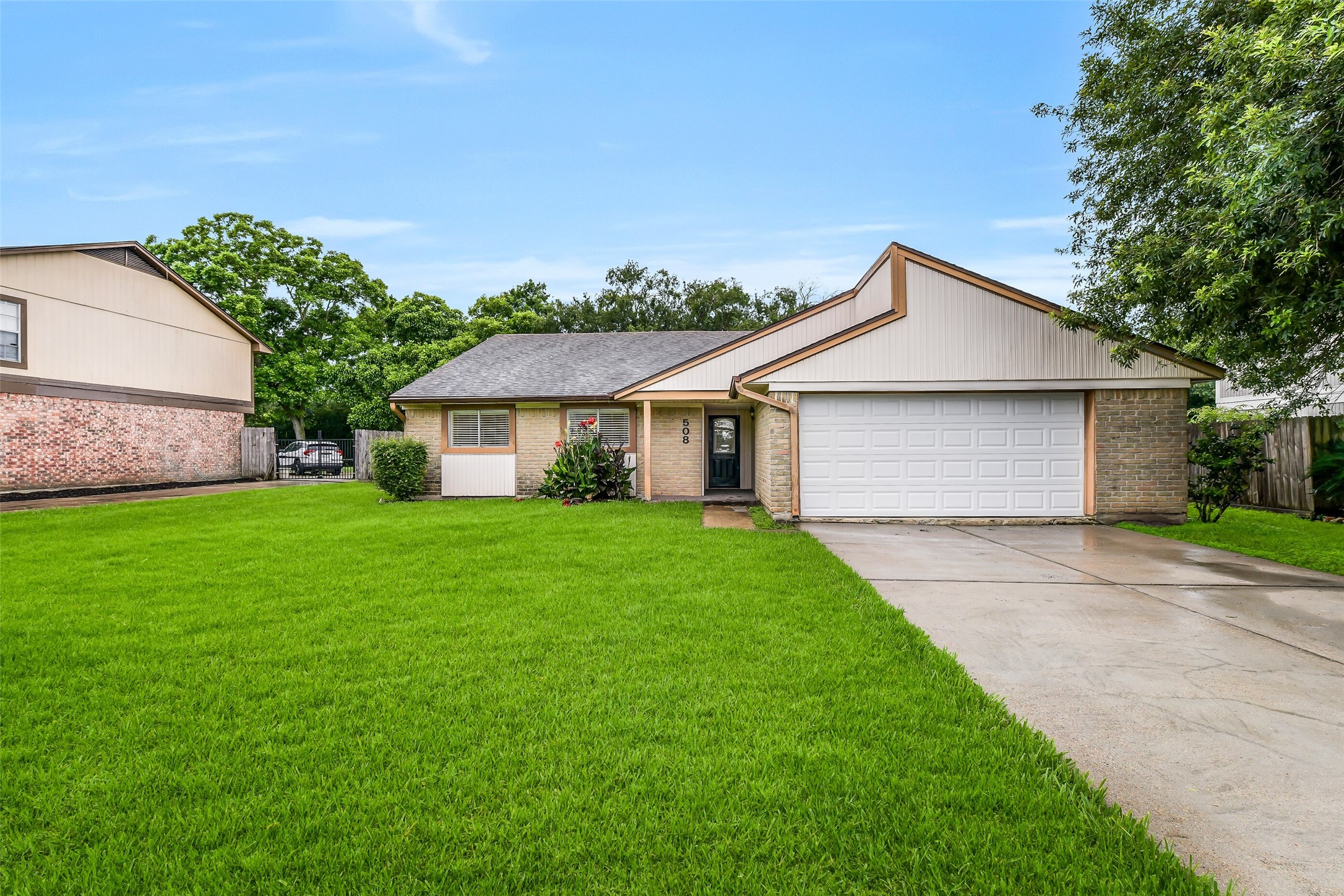 508 E Castle Harbour Drive Property Photo