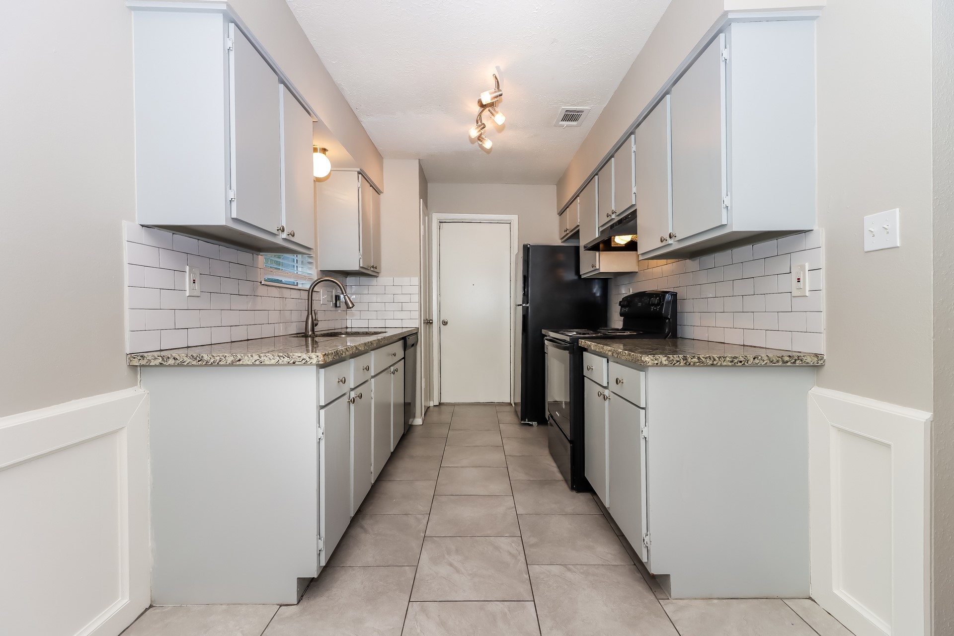 16310 Forest Bend Avenue Property Photo 7