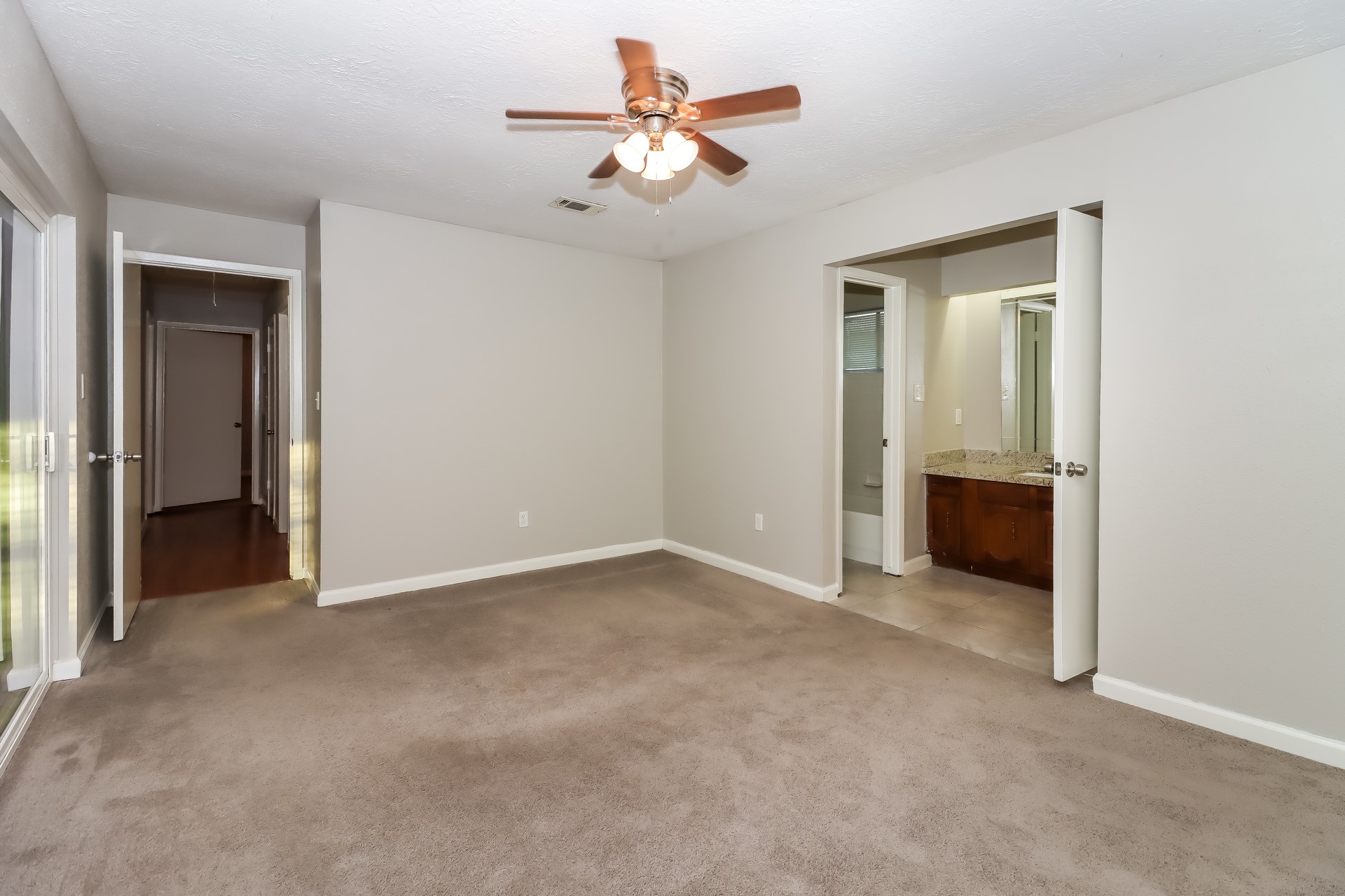 16310 Forest Bend Avenue Property Photo 10