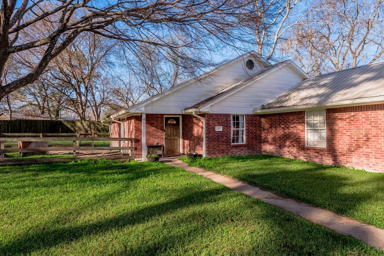 2203 Shannon Drive Property Photo 2