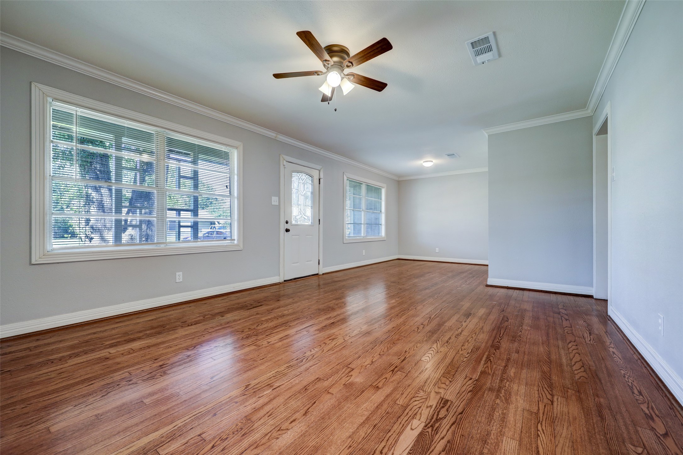 1946 Norcrest Drive Property Photo 4