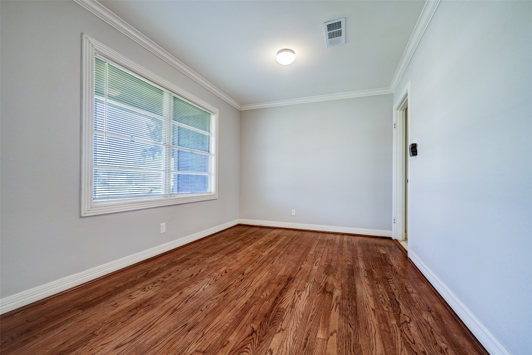 1946 Norcrest Drive Property Photo 6