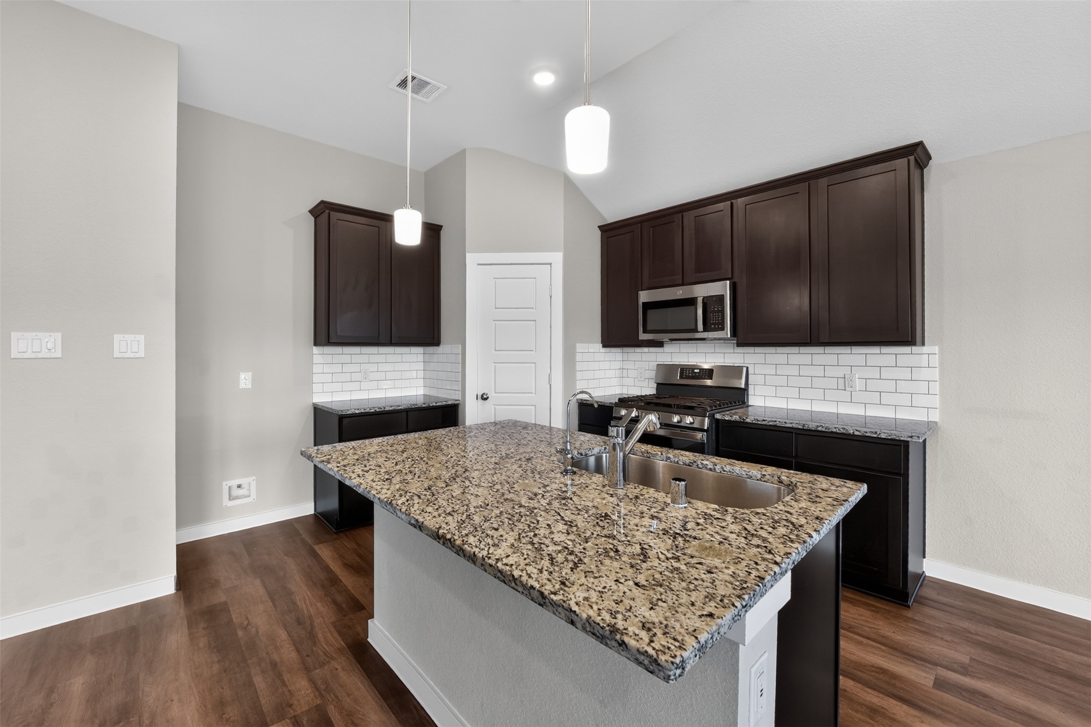 26563 Eternal Drive Property Photo 3