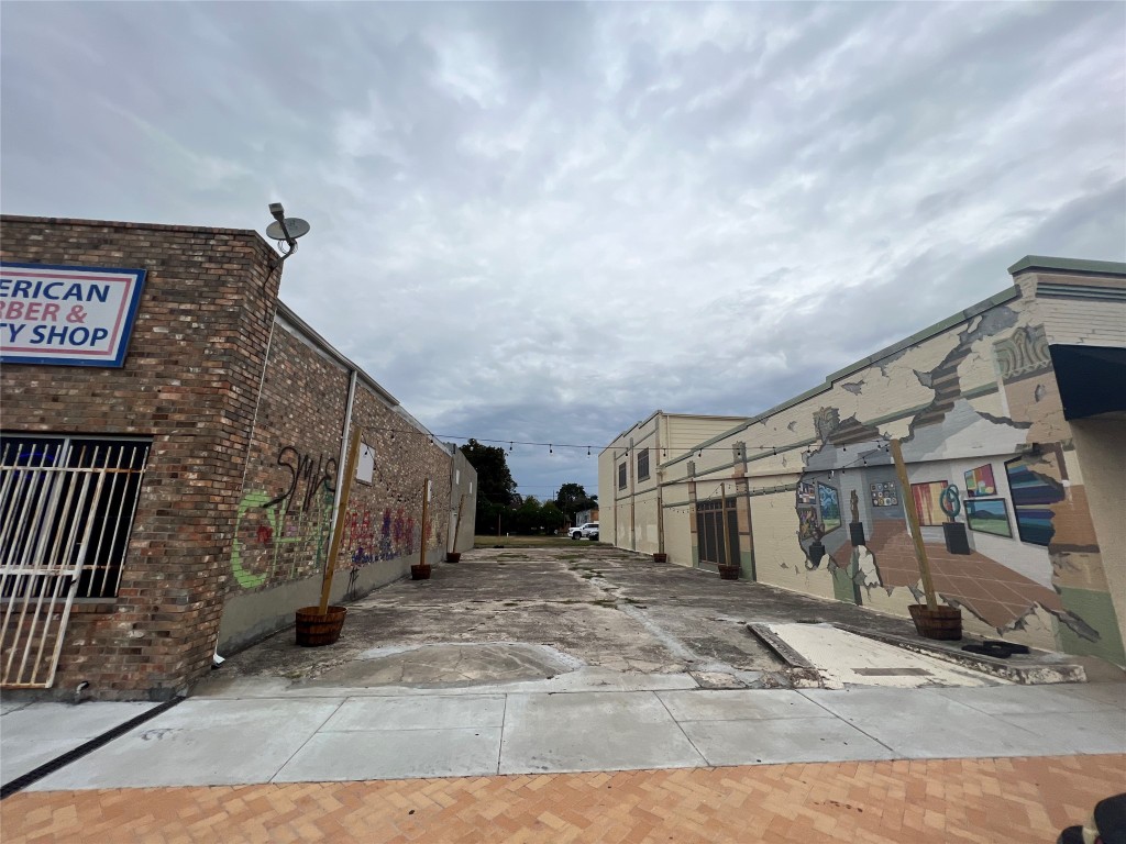 112 W Texas Avenue Property Photo 7