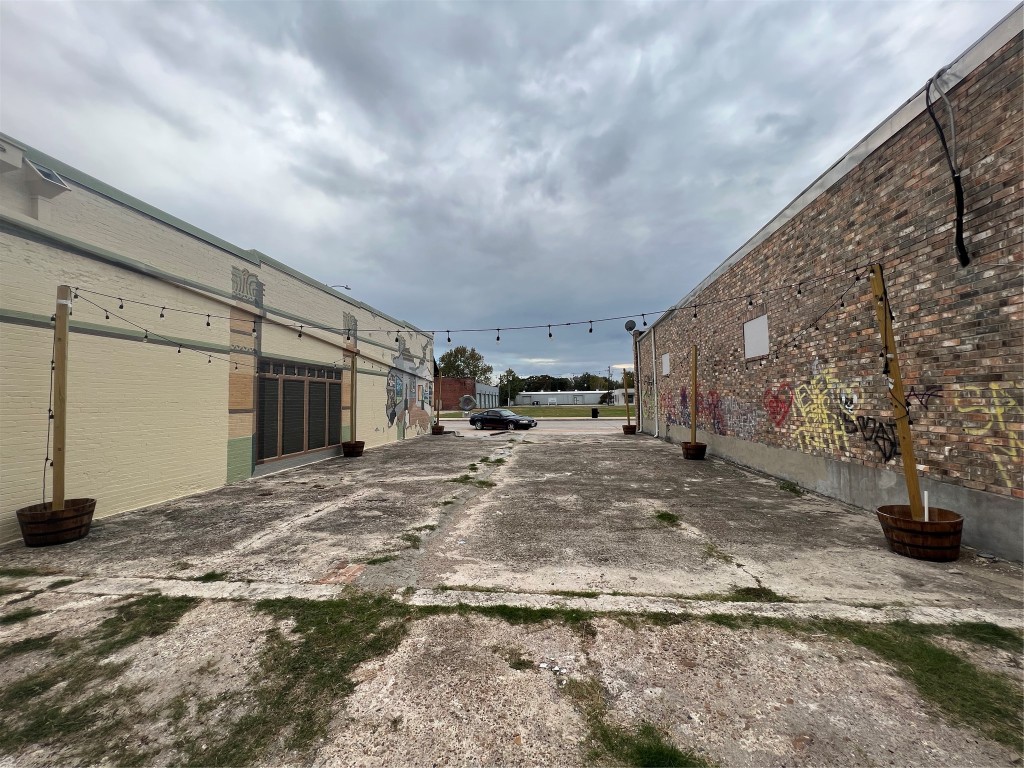 112 W Texas Avenue Property Photo 10