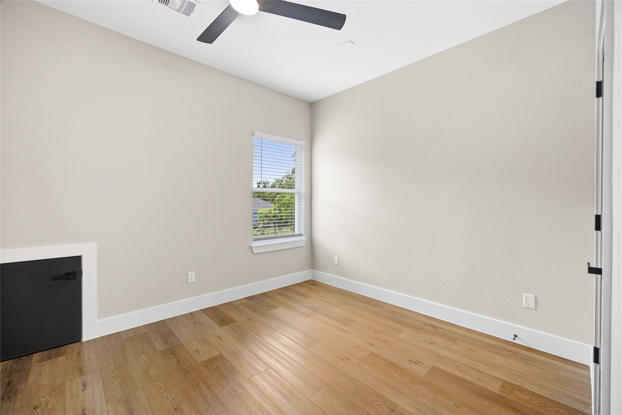 6101 & 6103 Shotwell Property Photo 20