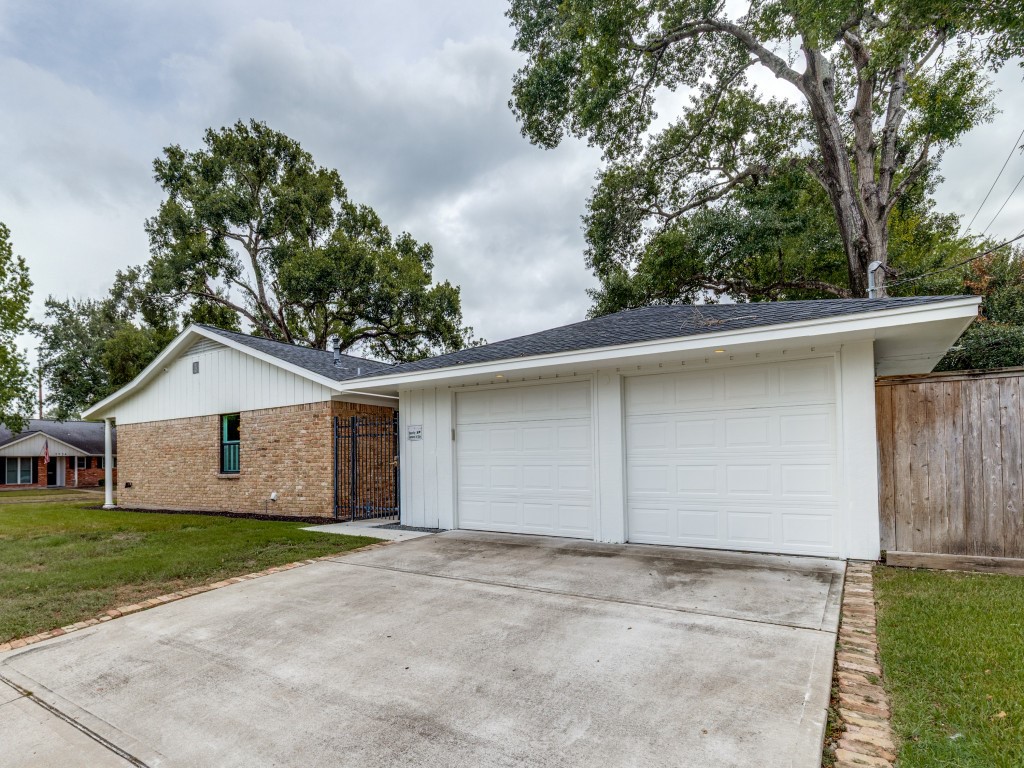 5933 Birdwood Road Property Photo 5