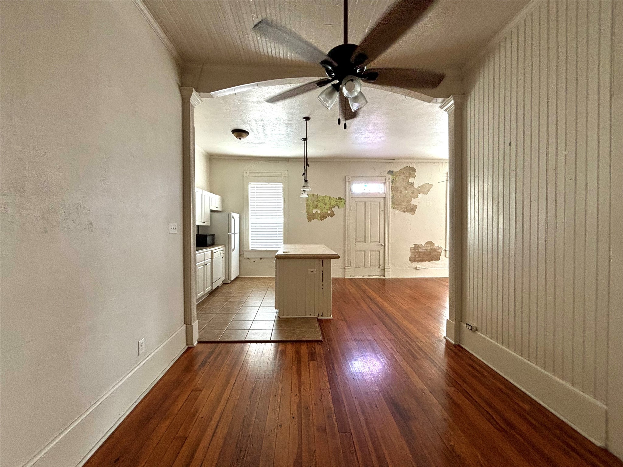 102 S Houston 1 Property Photo 2