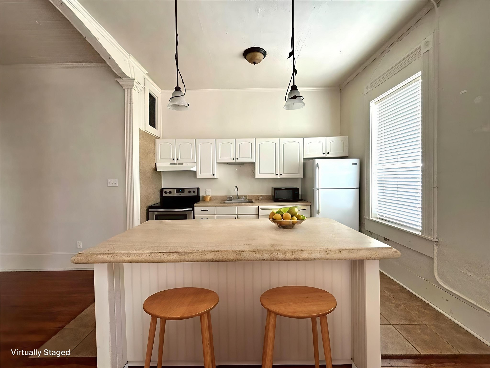 102 S Houston 1 Property Photo 3