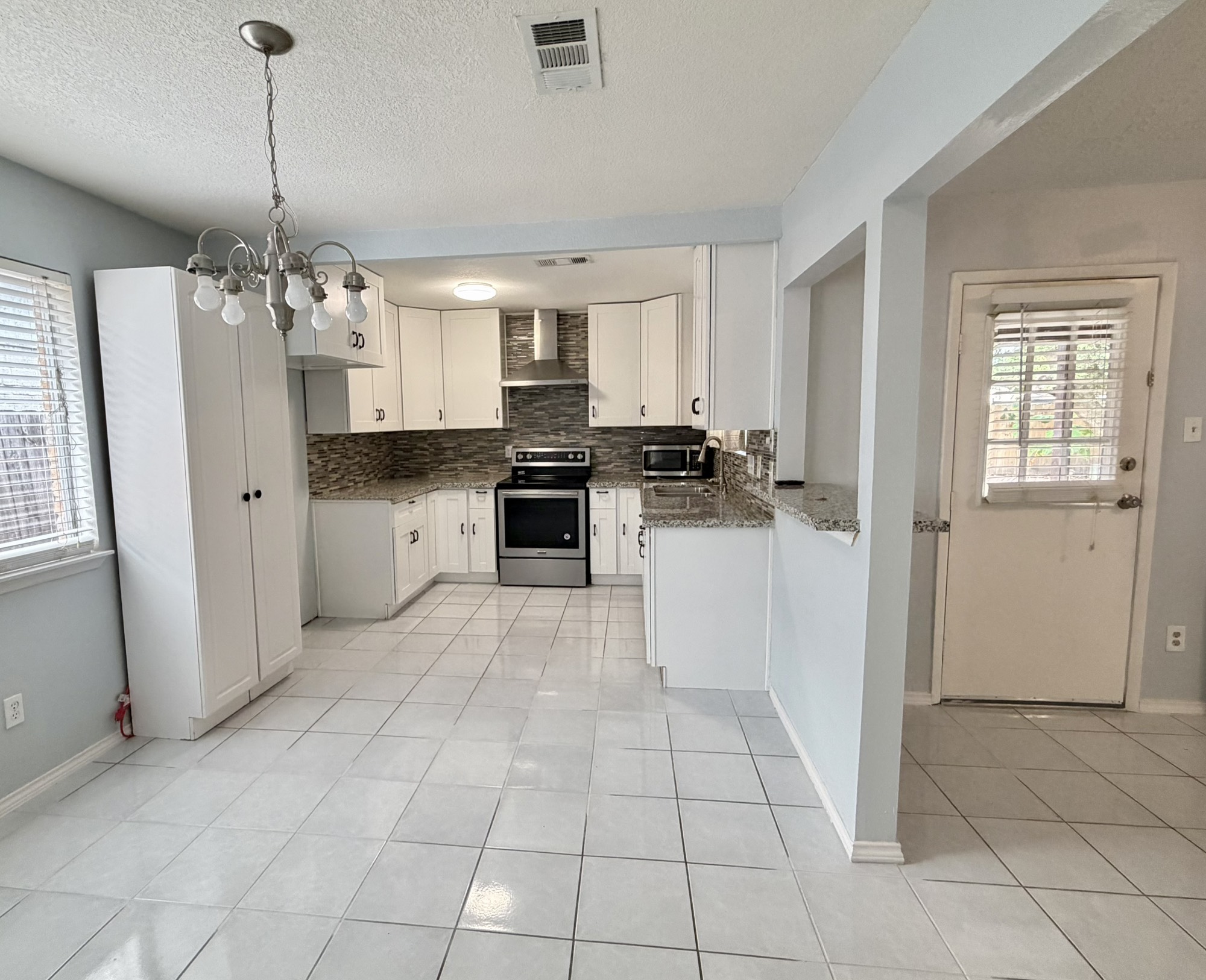 13715 Flagstone Drive Property Photo 6