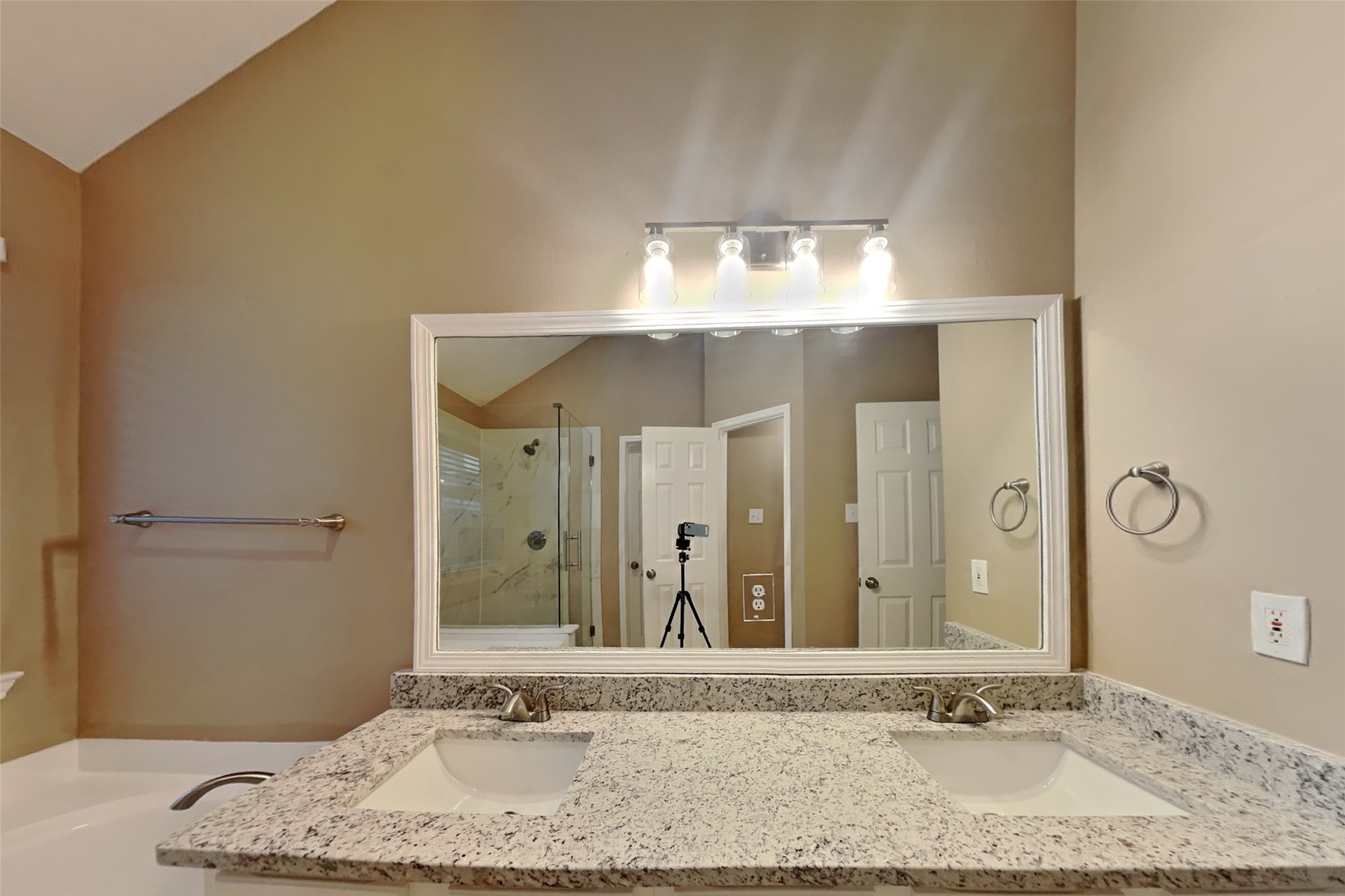 16442 Redbud Berry Lane Property Photo 8